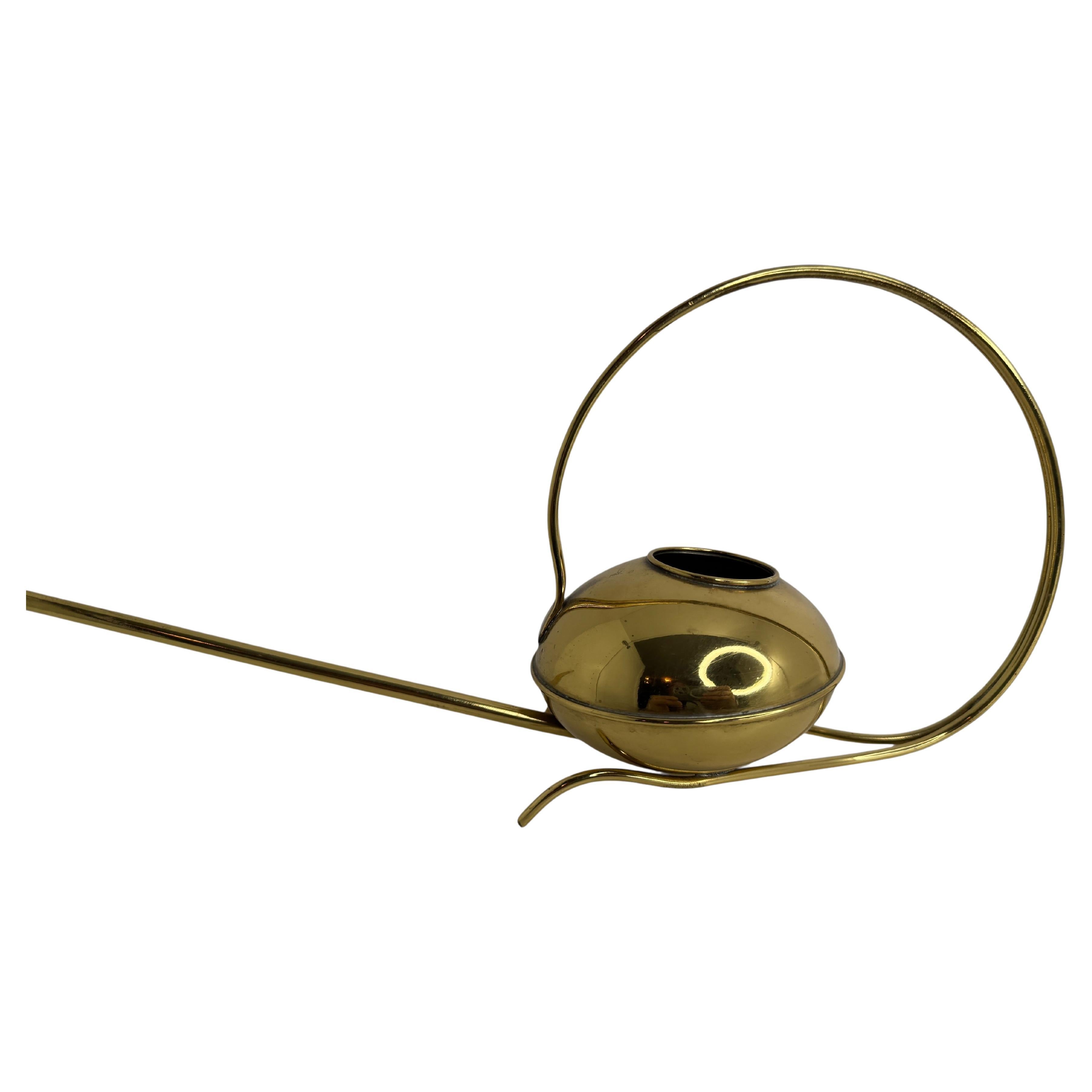 Uno splendido annaffiatoio vintage in ottone di stile Mid-Century Modern con un lungo beccuccio. Grandi linee, ottime condizioni originali con una patina meravigliosa. Trovato in una vendita immobiliare a Norimberga, in Germania. Un'ottima aggiunta