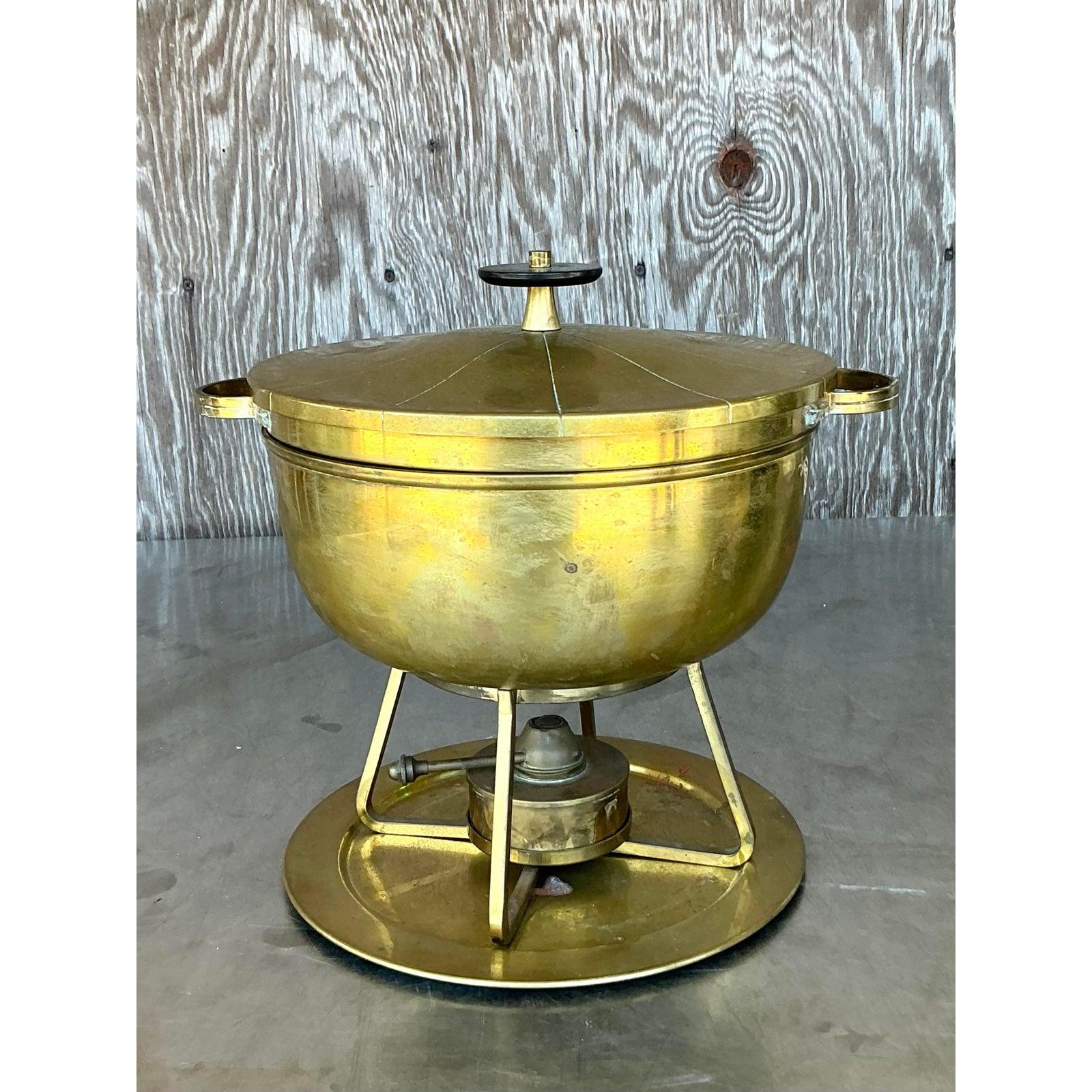 Mit dieser raffinierten Chafing Dish aus der Jahrhundertmitte, die im eleganten Stil des berühmten Tommi Parzinger entworfen wurde, können Sie Ihren Gästen eine Freude machen. Das aus glänzendem Messing gefertigte Stück zeichnet sich durch die