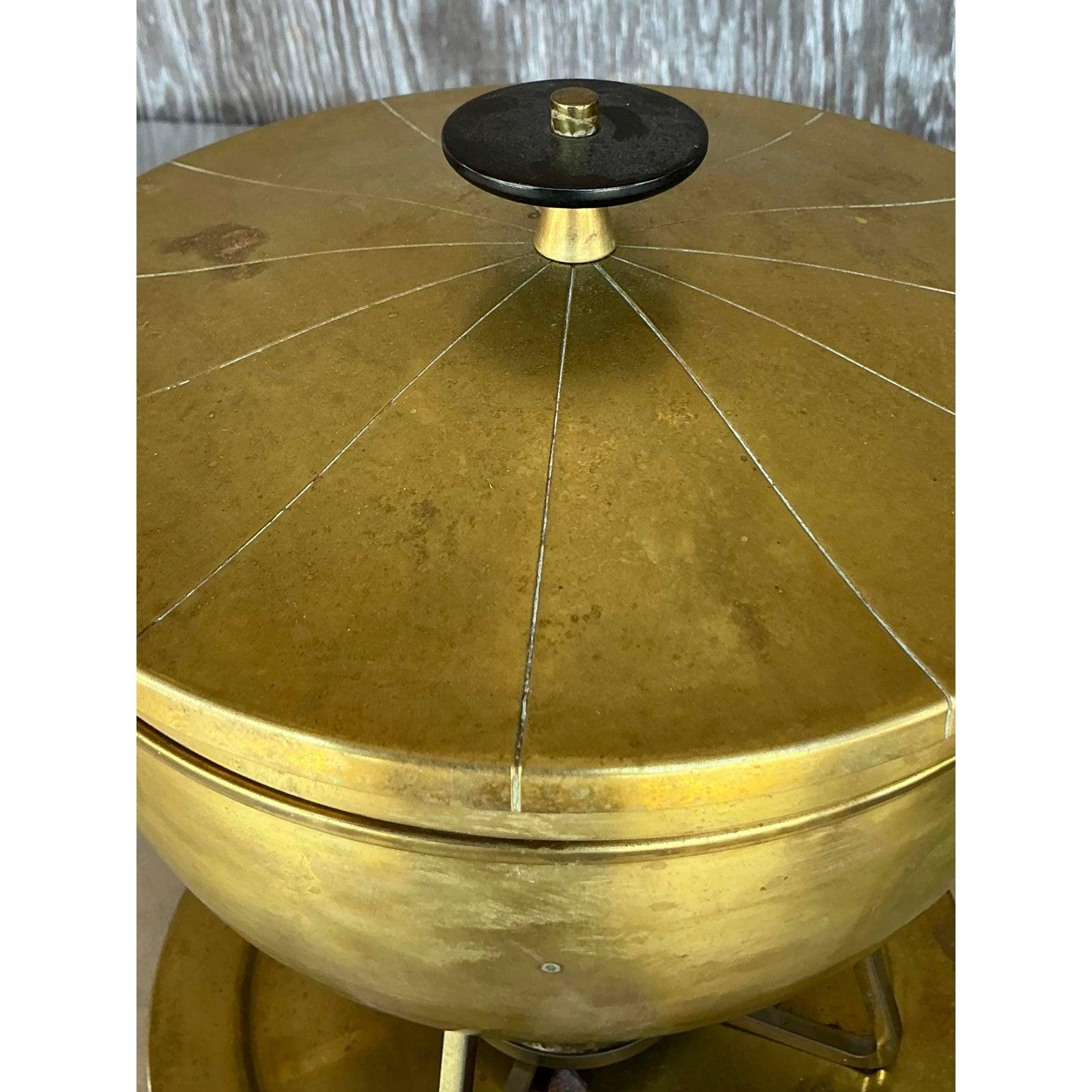 Chafing-Schale aus Messing nach Tommi Parzinger, Mid-Century Modern im Zustand „Gut“ im Angebot in West Palm Beach, FL