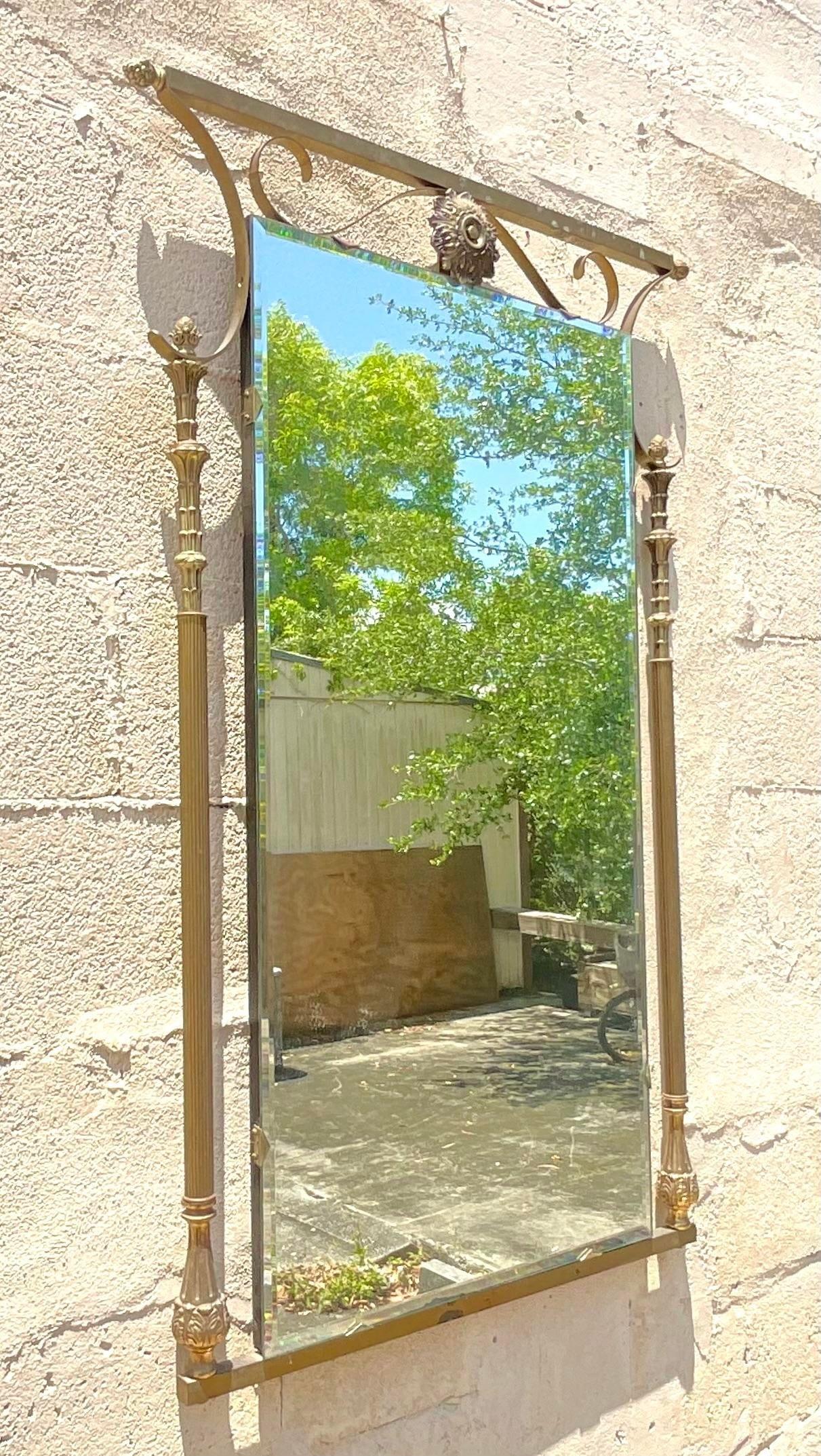 Élevez votre espace avec notre miroir colonne en laiton MCM Vintage. Fabriquée avec une attention méticuleuse aux détails aux États-Unis, cette pièce intemporelle allie harmonieusement le design moderne du milieu du siècle à l'artisanat américain,