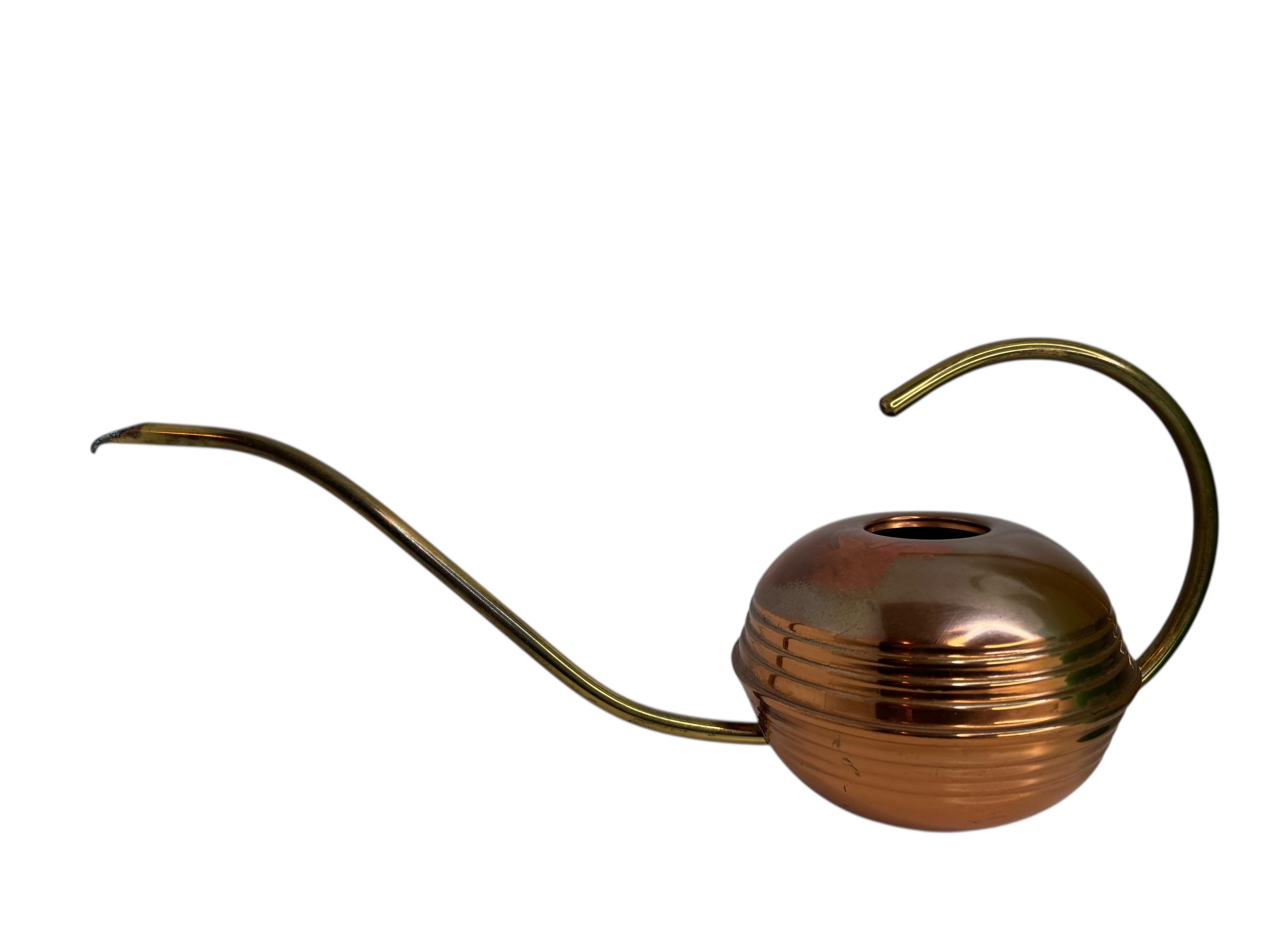 Uno splendido annaffiatoio vintage in ottone e rame del Mid-Century Modern con un lungo beccuccio. Grandi linee, ottime condizioni originali con una patina meravigliosa. Trovato in una vendita immobiliare a Norimberga, in Germania. Una bella