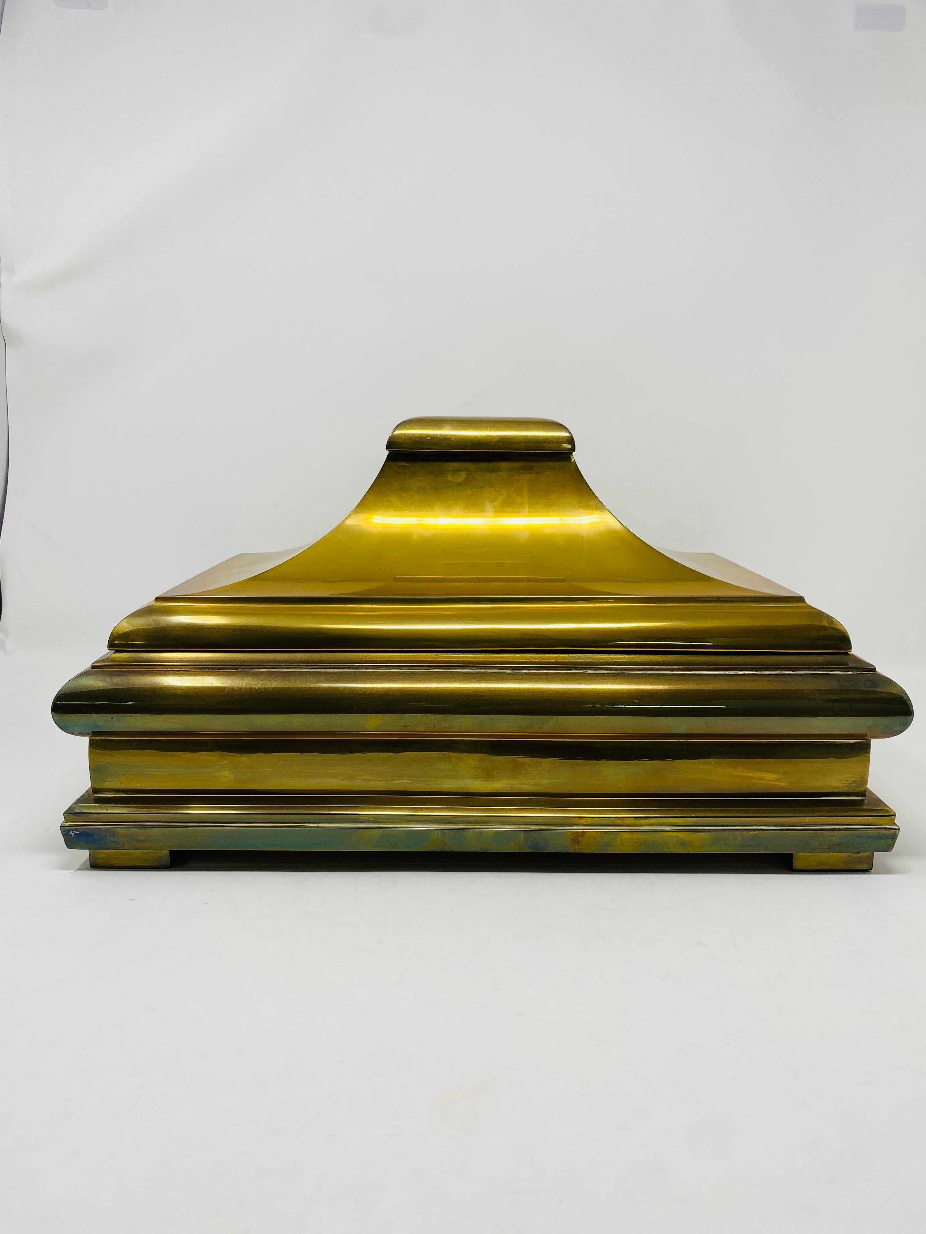 Grand coffret à bijoux en laiton massif de Chapman datant du milieu du siècle dernier et mesurant 15 1/4 par 8 1/4 par 9 1/2 pouces.  Une taille et une présence imposantes qui ajouteront du style et du glamour à votre décor avec sa coque dorée et