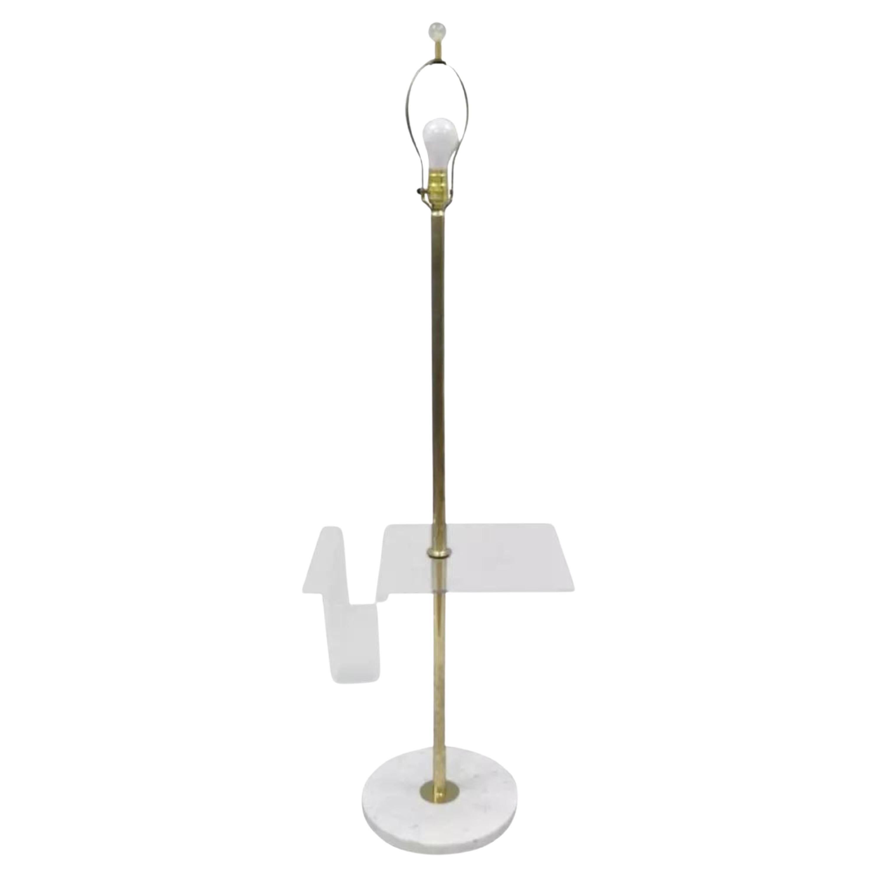 Lampada da terra in ottone e marmo lucente della metà del secolo scorso con portariviste