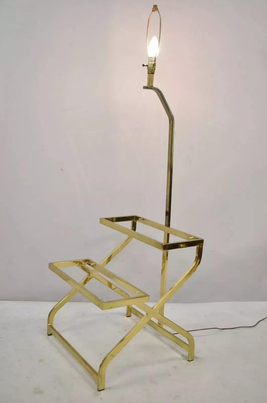 Vintage Mid Century Modern Brass Metal 2 Tier Step Up Floor Lamp End Table. Die Leuchte hat einen 2-stufigen Rahmen, einen Sockel in X-Form, eine einzelne Lichtfassung. 2 Oberflächen (KEIN Glas), klare modernistische Linien, großer Stil und Form.