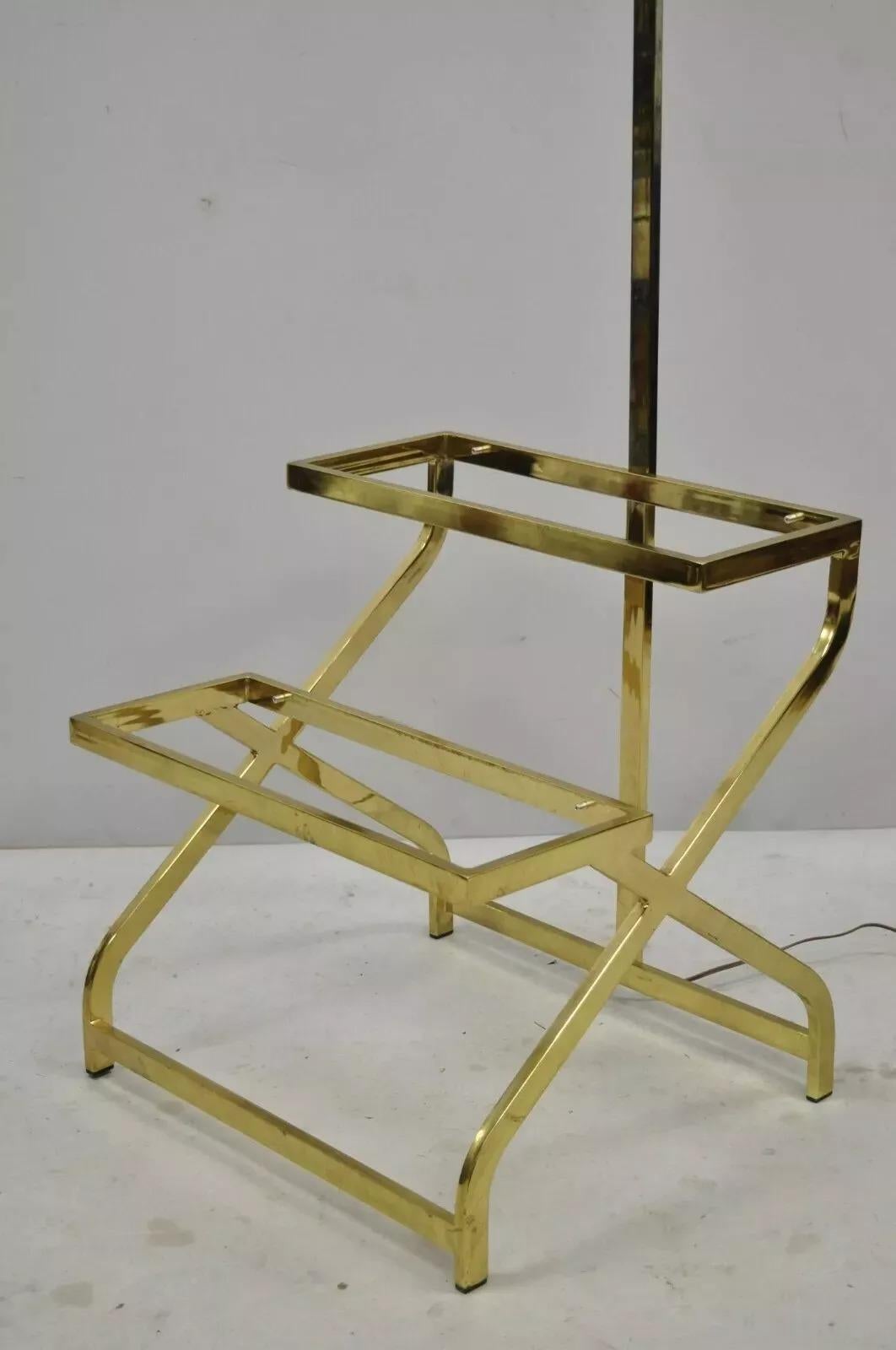 Vintage Mid Century Modern Brass Metal 2 Tier Step Up Floor Lamp End Table (Unbekannt) im Angebot