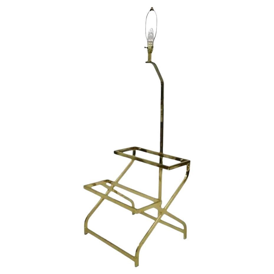 Vintage Mid Century Modern Brass Metal 2 Tier Step Up Floor Lamp End Table im Angebot