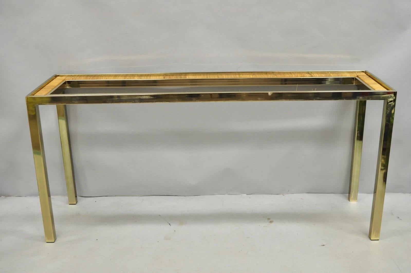 Inviaci un messaggio con il tuo codice postale per richiedere un preventivo per la spedizione negli Stati Uniti.

Tavolo da sala consolle d'epoca del Mid Century Modern in ottone, metallo e rattan dorato (senza vetro). Circa alla fine del XX secolo.