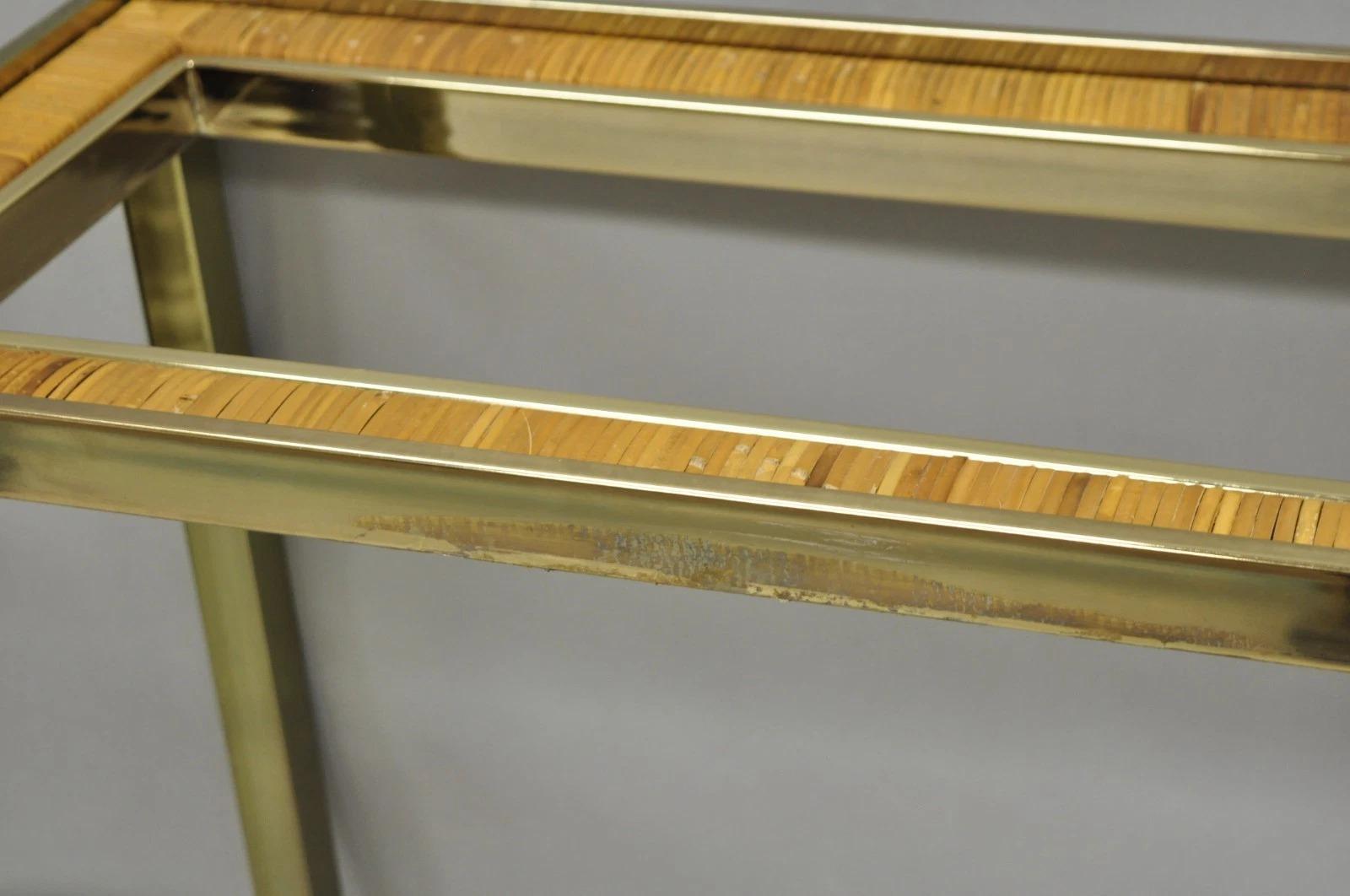 Metallo Vintage Mid Century Modern Brass Metal e Rattan Gold Console Hall Table in vendita