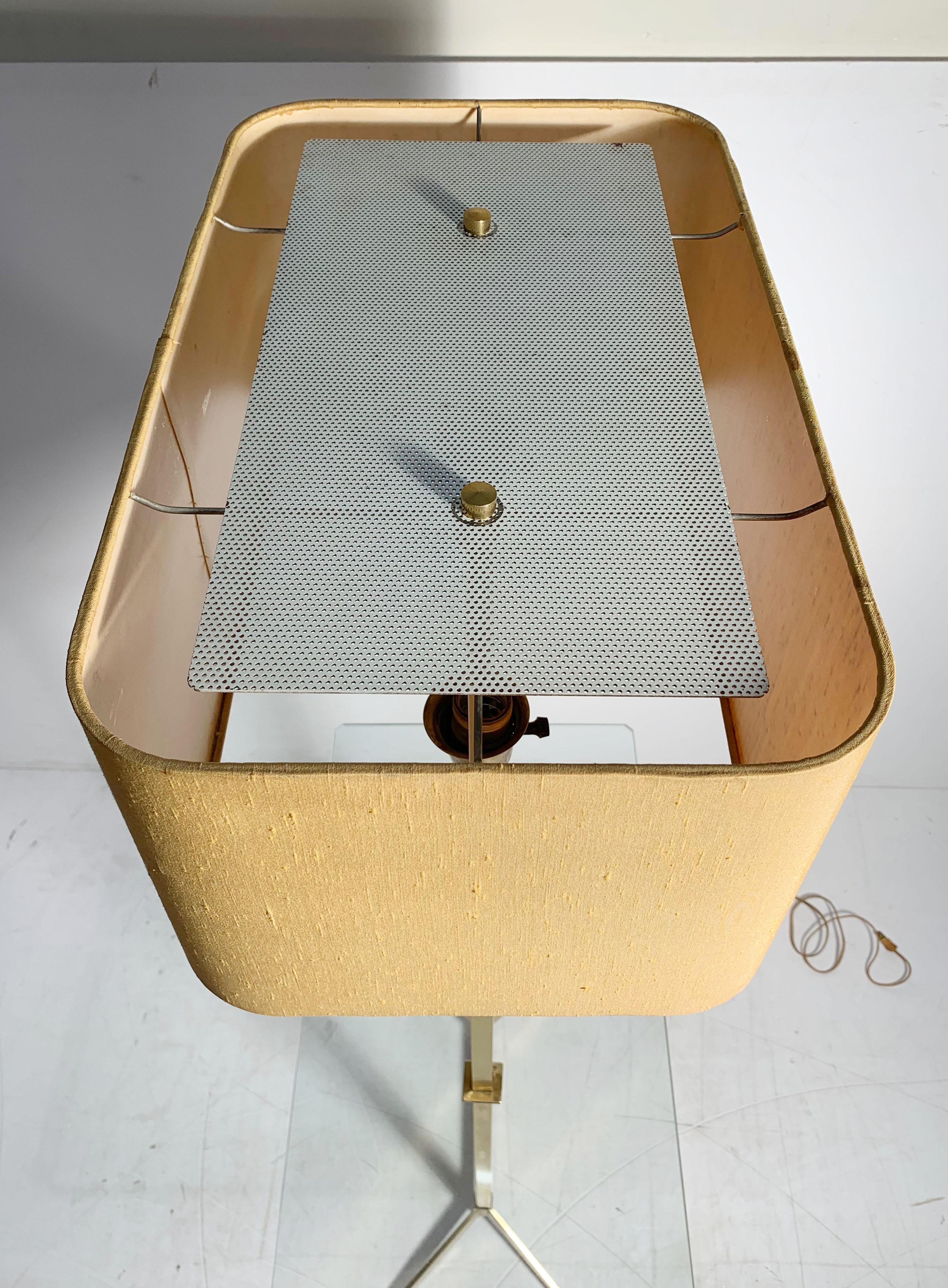 Vintage Mid-Century Modern Brass Table Floor Lamp attributed to Stiffel In Good Condition In Chicago, IL