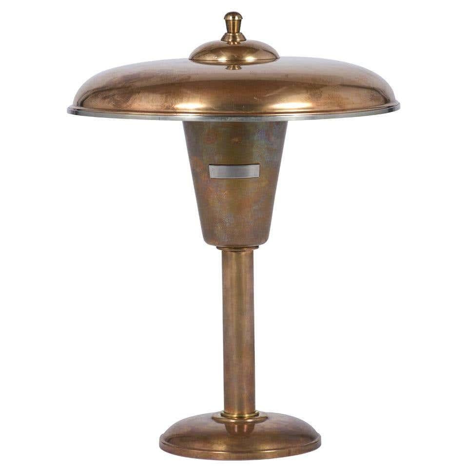 Unsere moderne Tischlampe aus der Mitte des Jahrhunderts, die aus einer harmonischen Mischung aus Kupfer und Messing gefertigt ist, enthüllt ein zeitloses Stück aus den 1970er Jahren und versprüht Vintage-Charme. Diese sorgfältig erhaltene