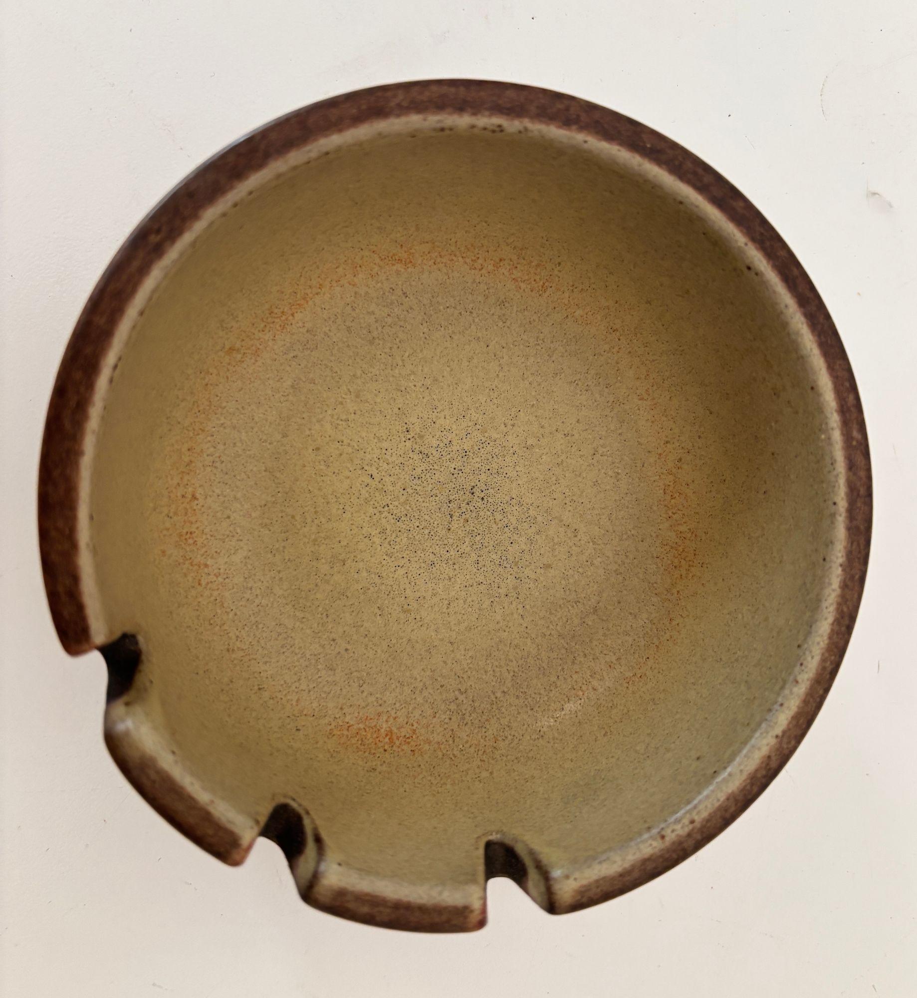 Moderner Keramik-Aschenbecher aus der Jahrhundertmitte von Edith Heath - braune Sandglasur, USA, ca. 1950-1953
Dieser seltene und sammelwürdige Keramik-Aschenbecher aus der Mitte des Jahrhunderts wurde von Edith Heath für Heath Ceramics entworfen,