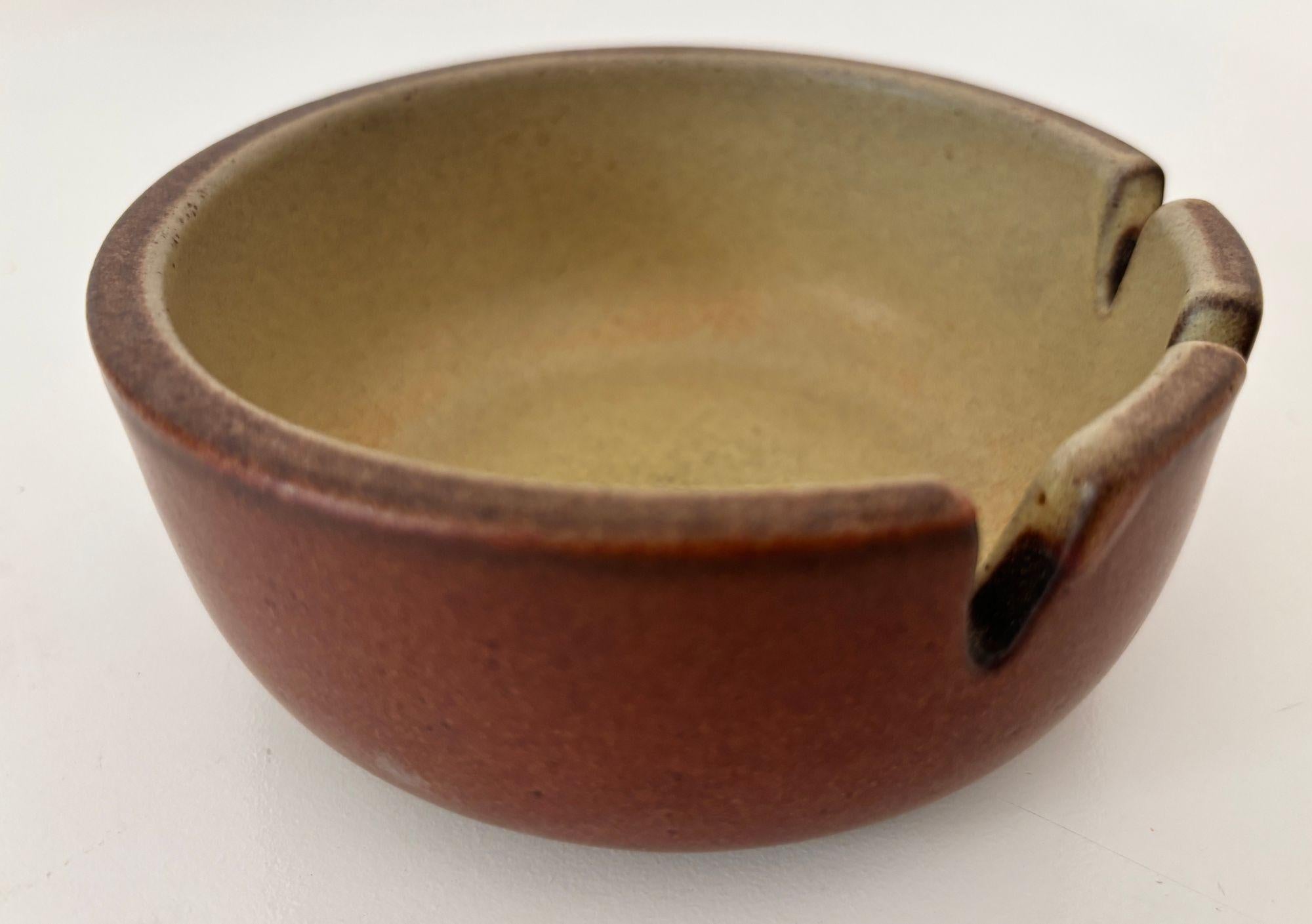 Vintage Mid-Century Modern Braun Keramik Aschenbecher von Edith Heath (Moderne der Mitte des Jahrhunderts) im Angebot