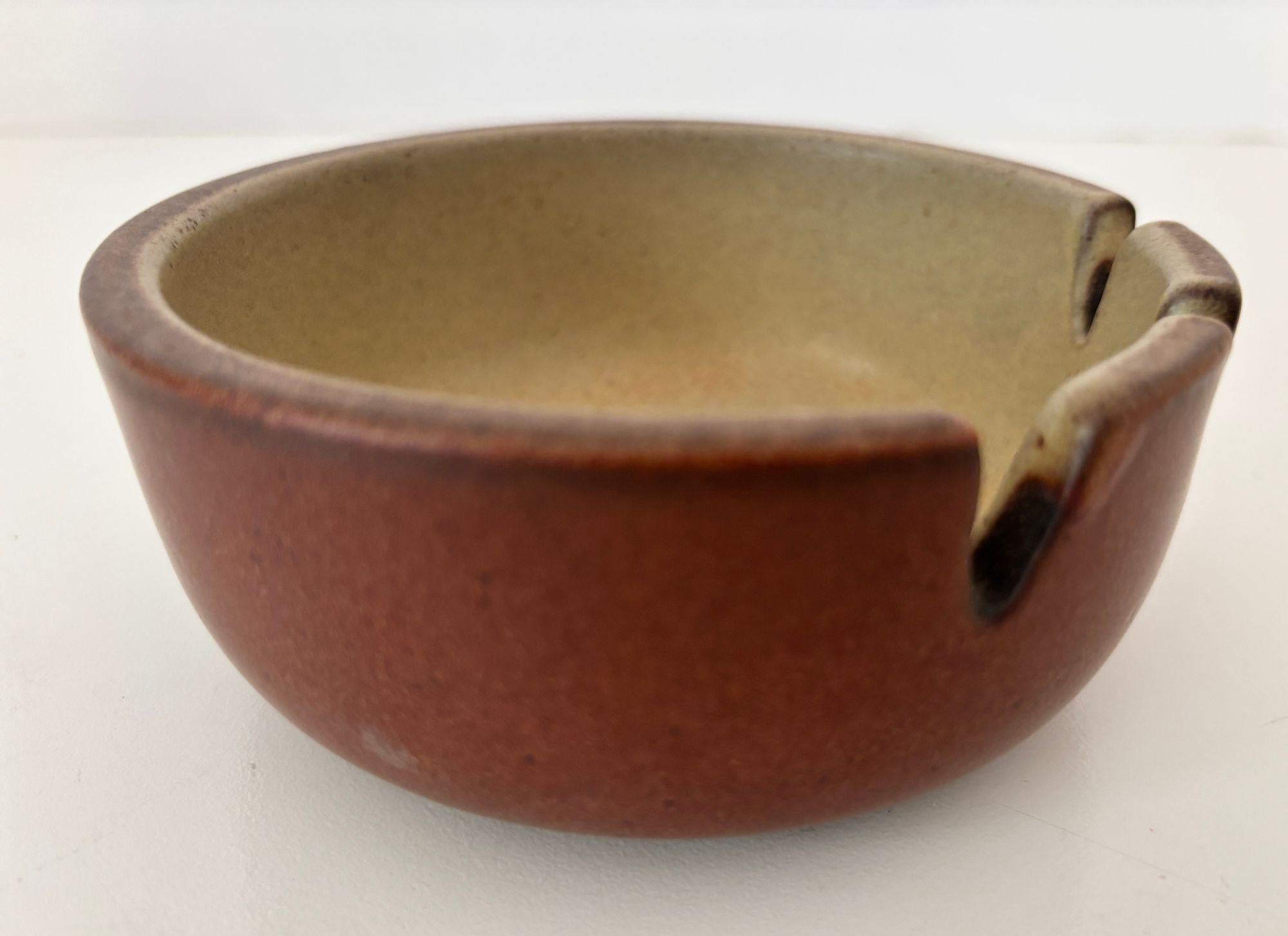 Vintage Mid-Century Modern Braun Keramik Aschenbecher von Edith Heath (amerikanisch) im Angebot