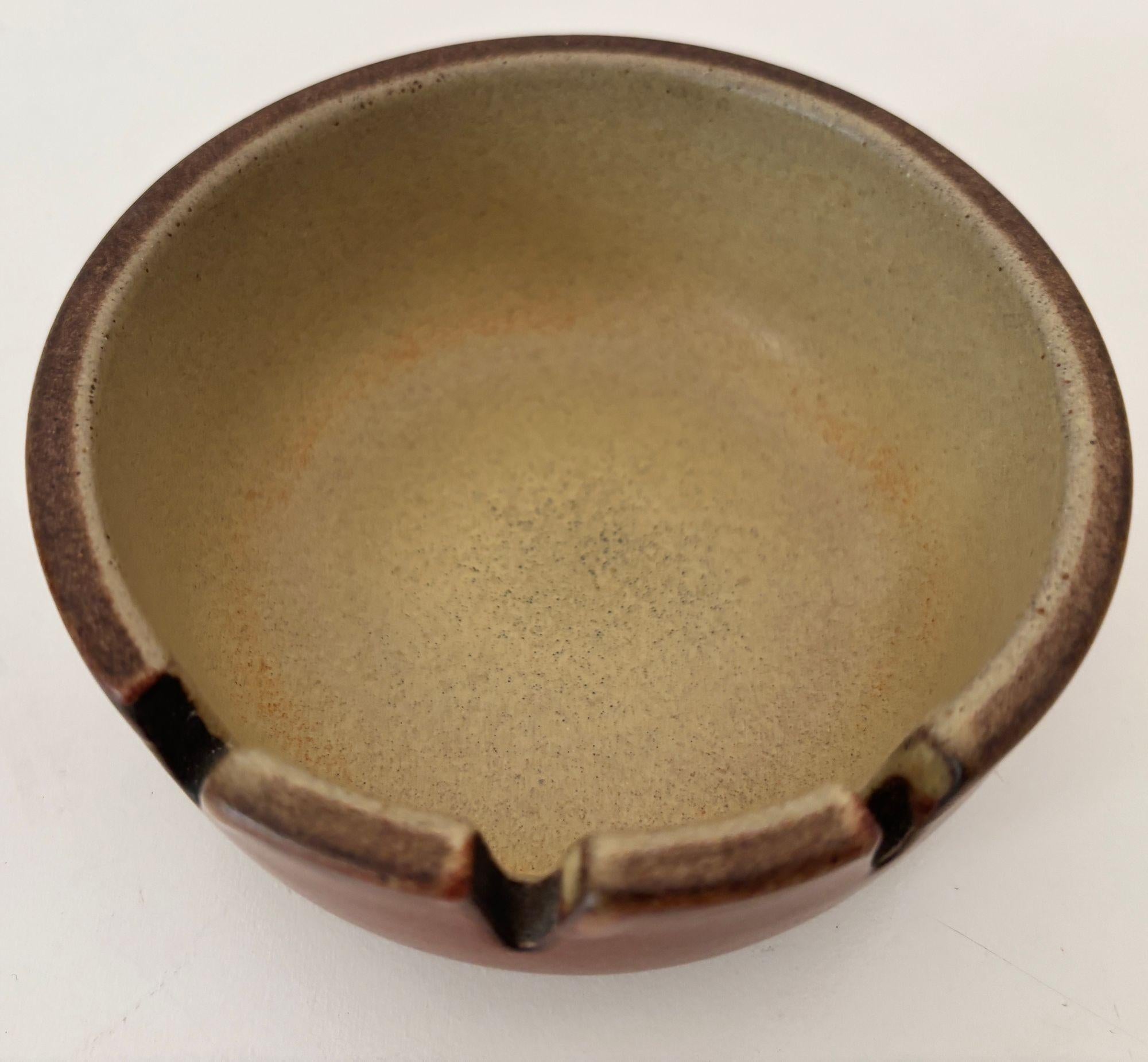 Vintage Mid-Century Modern Braun Keramik Aschenbecher von Edith Heath (Handgefertigt) im Angebot