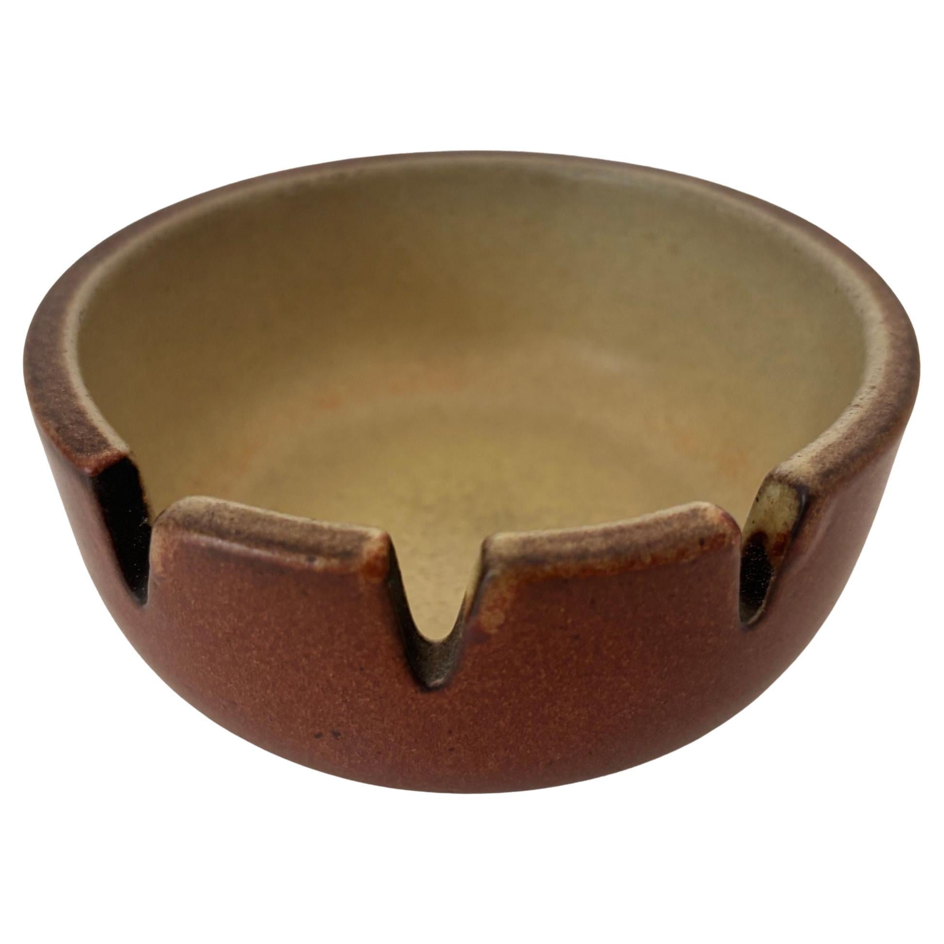 Vintage Mid-Century Modern Braun Keramik Aschenbecher von Edith Heath