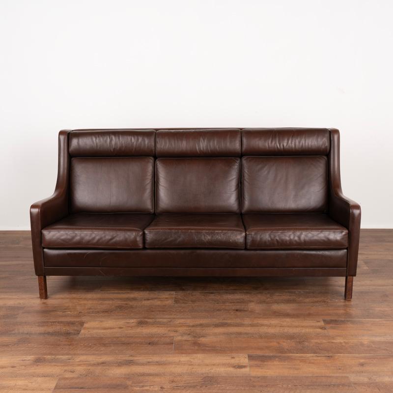 Dreisitzer-Sofa aus braunem Leder aus Dänemark, Moderne der Mitte des Jahrhunderts (Dänisch) im Angebot