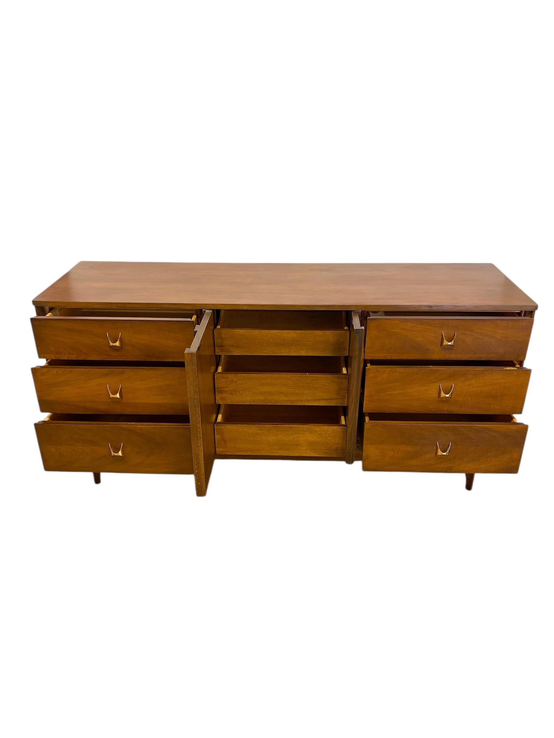 Vintage Mid Century Modern Broyhill Brasilia Cómoda de 9 cajones Nogal macizo en venta 5