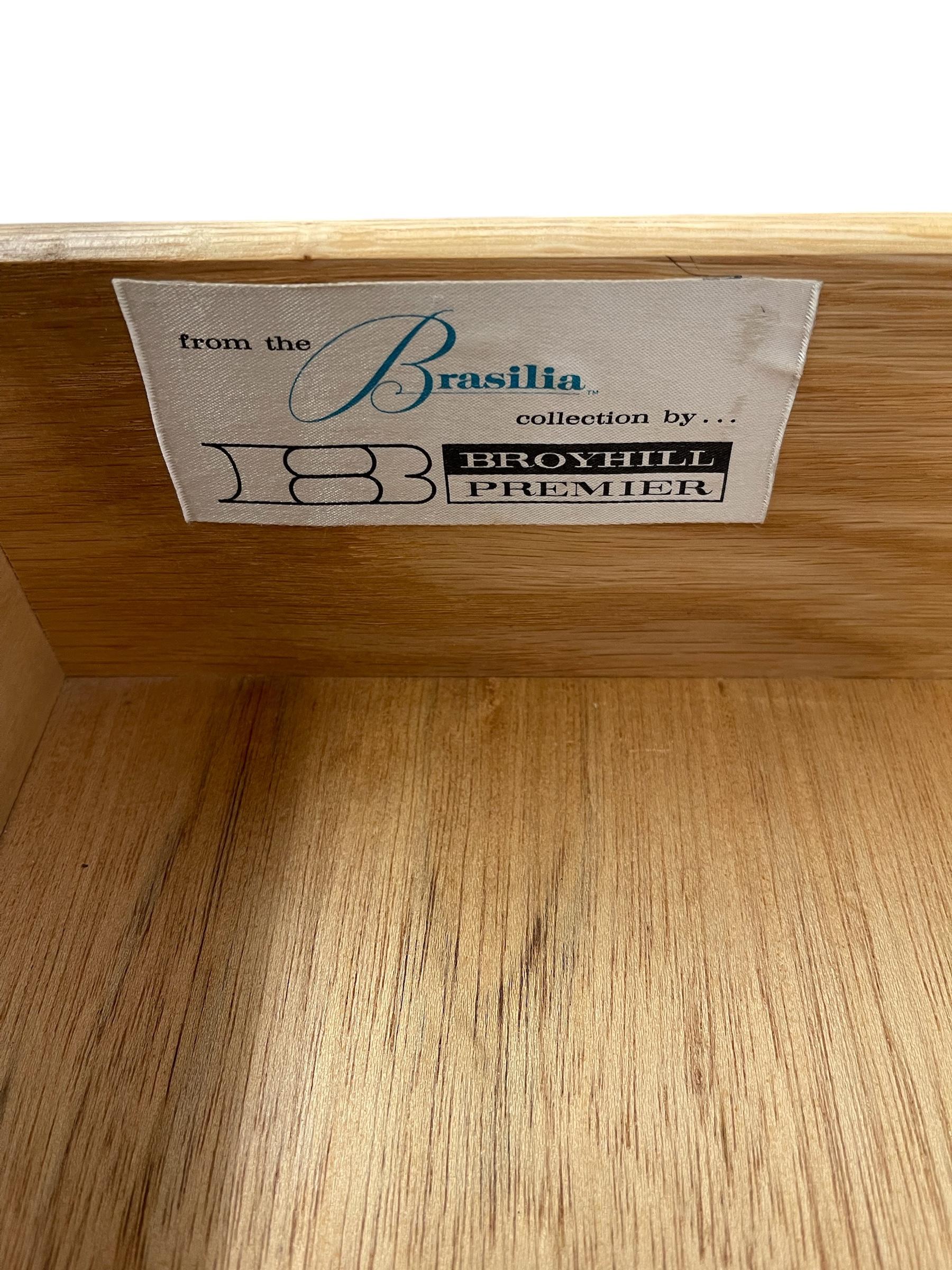 Vintage Mid Century Modern Broyhill Brasilia Cómoda de 9 cajones Nogal macizo en venta 6