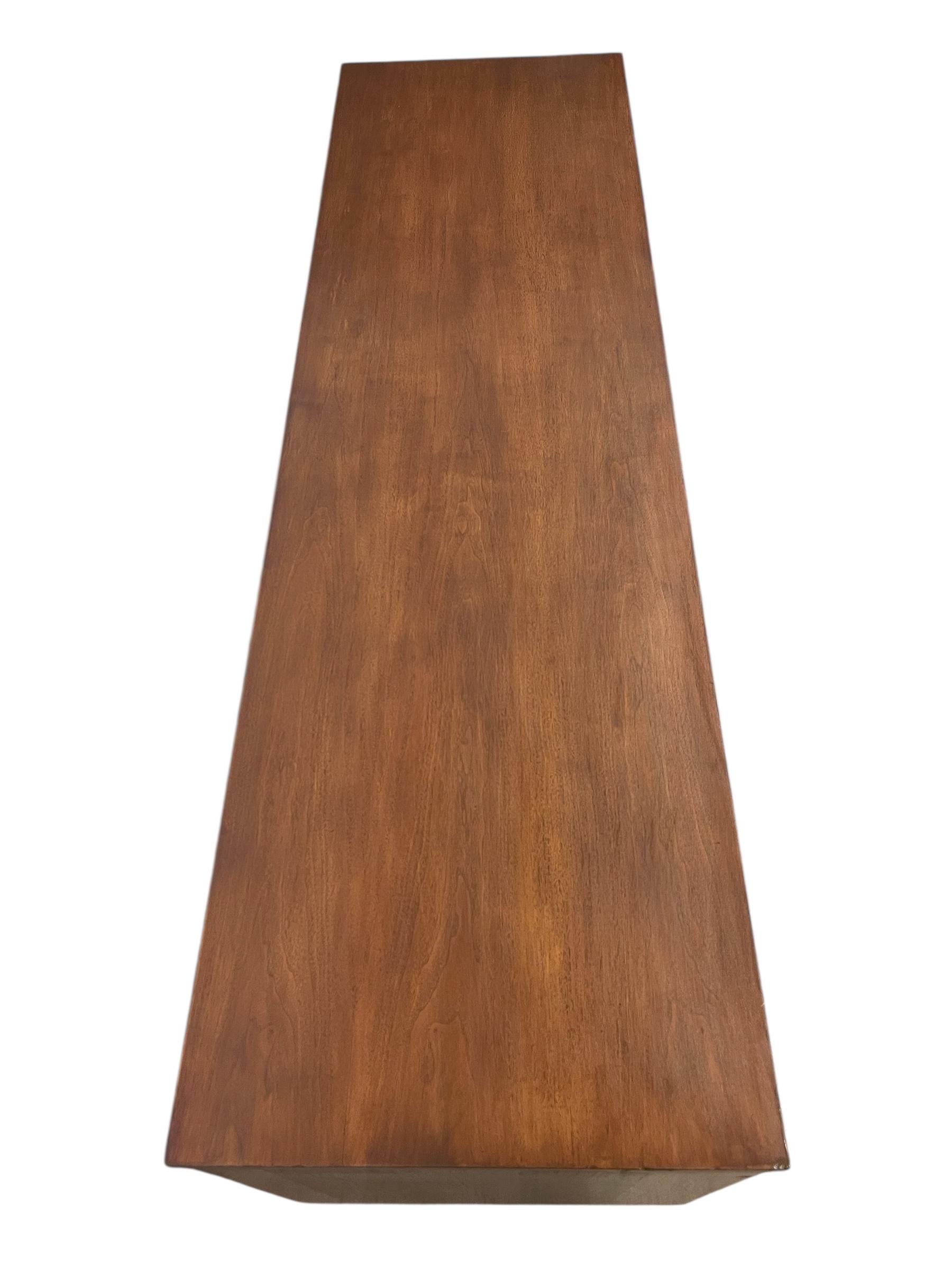 Vintage Mid Century Modern Broyhill Brasilia Cómoda de 9 cajones Nogal macizo en venta 8