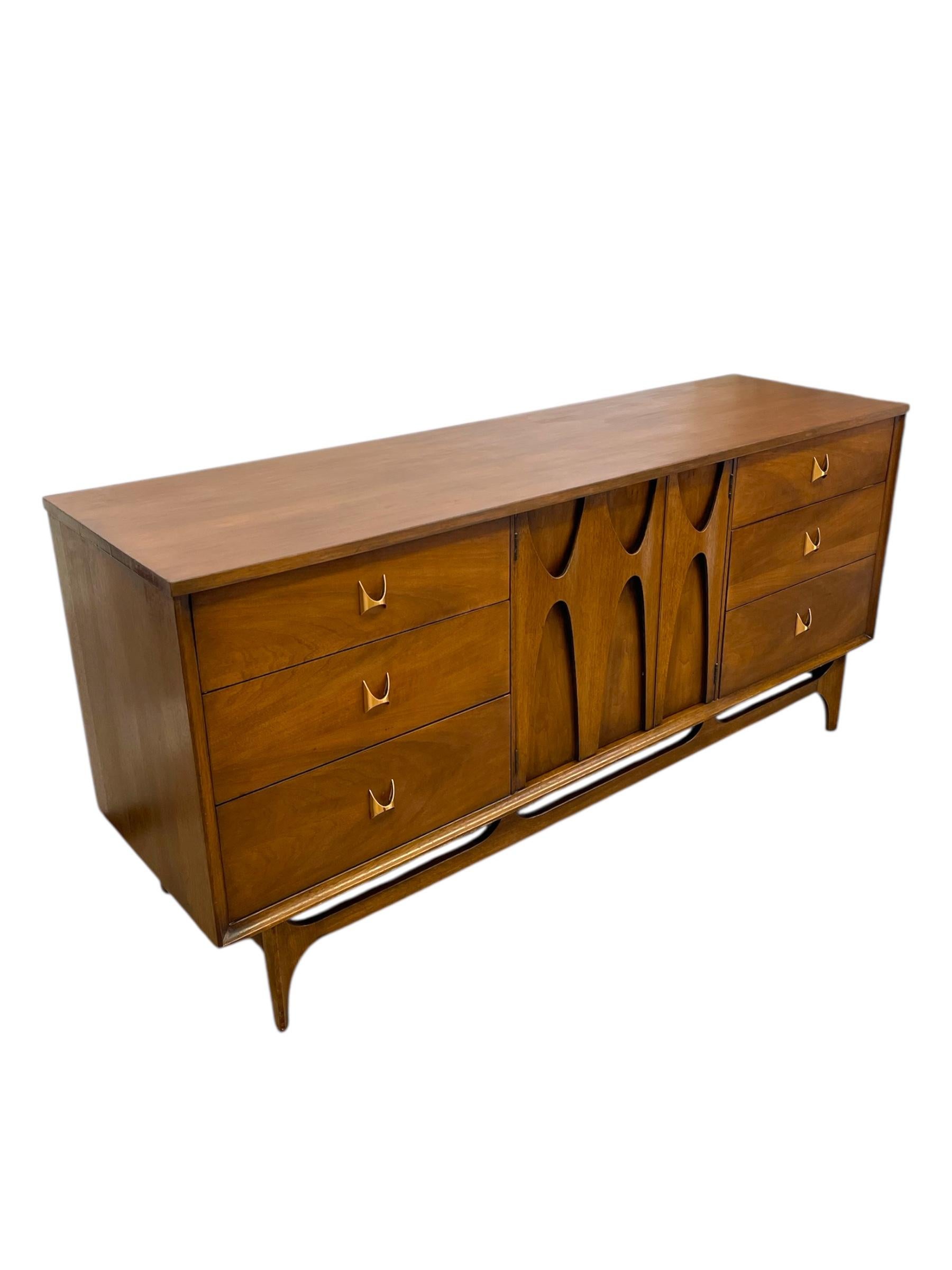 Vintage Mid Century Modern Broyhill Brasilia Cómoda de 9 cajones Nogal macizo Moderno de mediados de siglo en venta