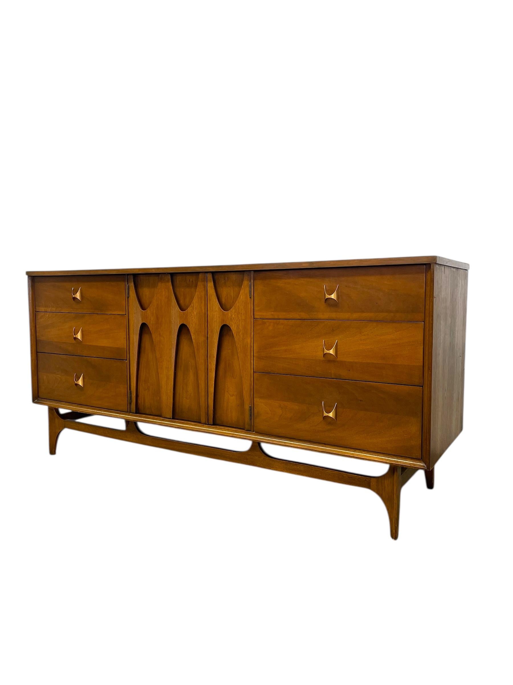Vintage Mid Century Modern Broyhill Brasilia Cómoda de 9 cajones Nogal macizo en Bueno estado para la venta en Seattle, WA