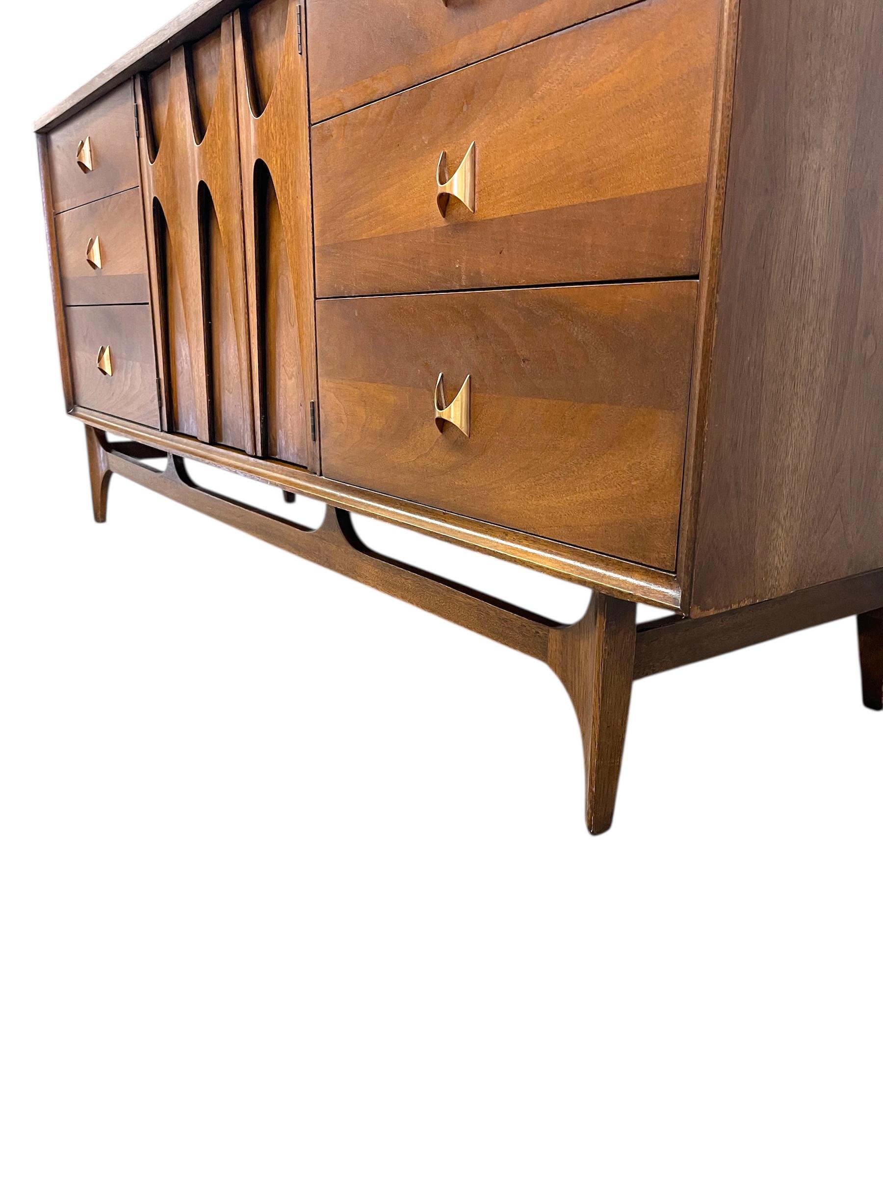 Vintage Mid Century Modern Broyhill Brasilia Cómoda de 9 cajones Nogal macizo finales del siglo XX en venta