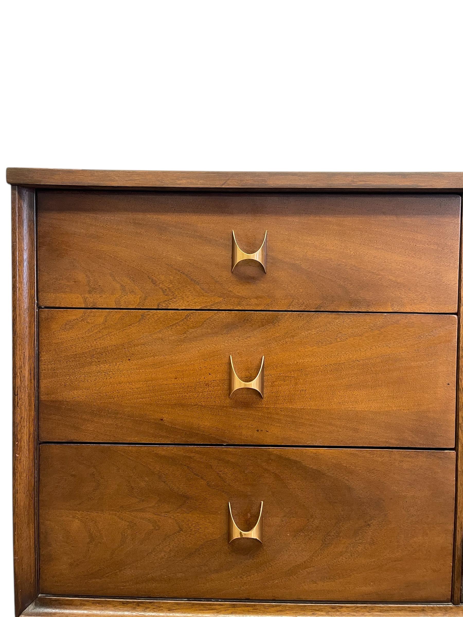 Vintage Mid Century Modern Broyhill Brasilia Cómoda de 9 cajones Nogal macizo en venta 1