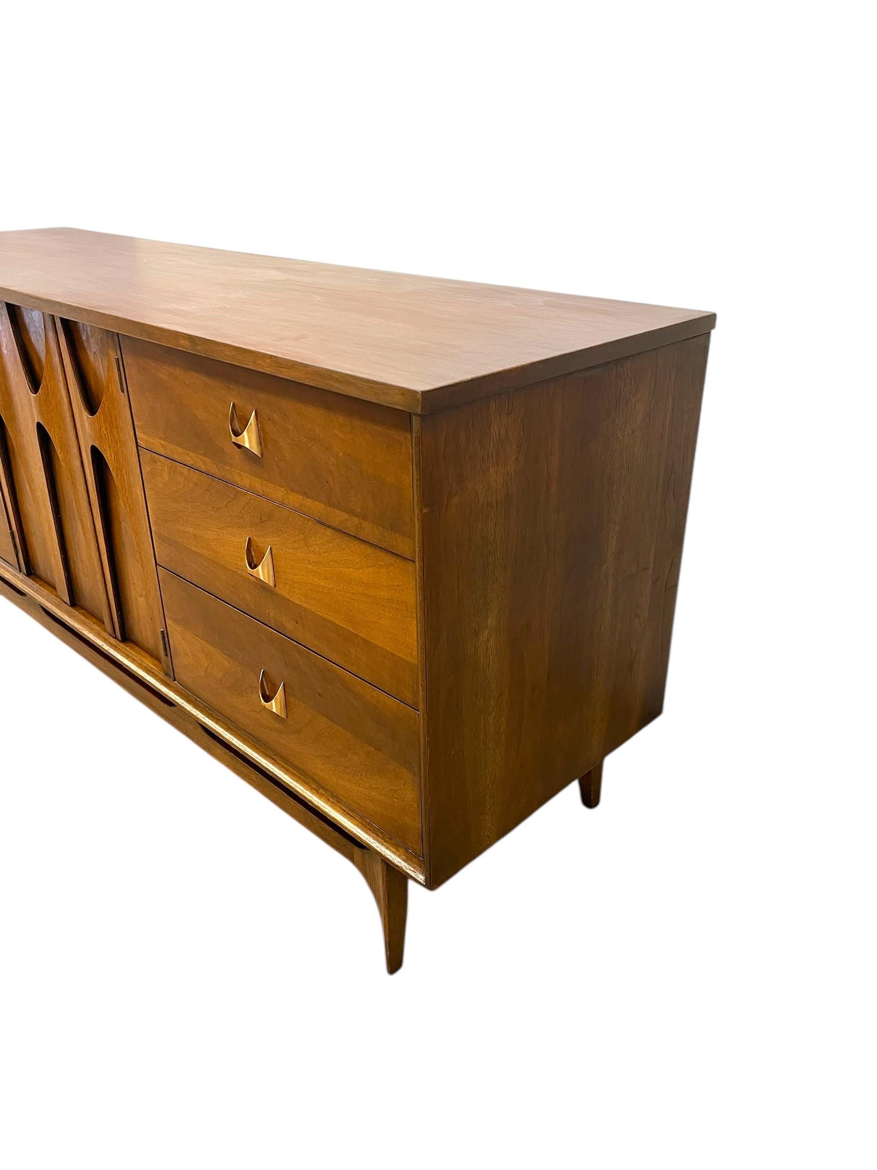 Vintage Mid Century Modern Broyhill Brasilia Cómoda de 9 cajones Nogal macizo en venta 2