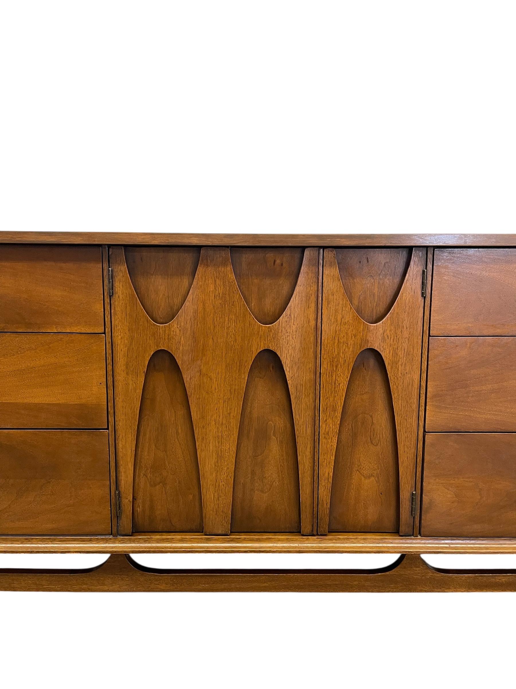 Vintage Mid Century Modern Broyhill Brasilia Cómoda de 9 cajones Nogal macizo en venta 3