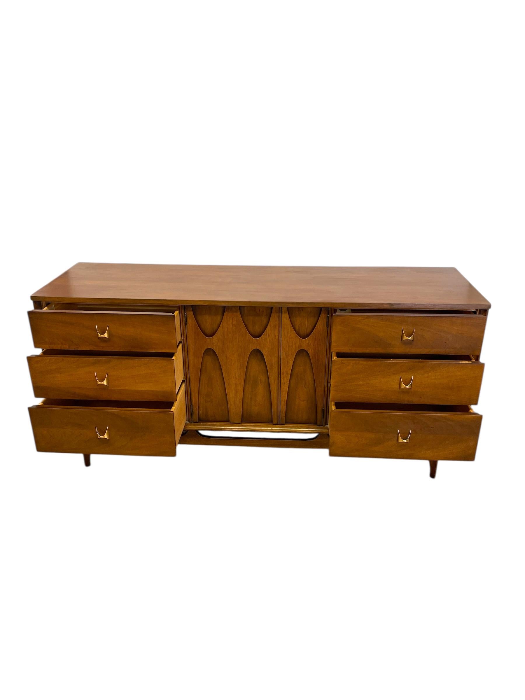 Vintage Mid Century Modern Broyhill Brasilia Cómoda de 9 cajones Nogal macizo en venta 4