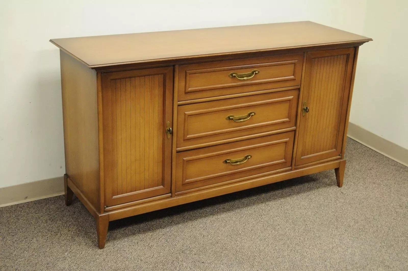 Vintage Mid Century Modern Broyhill Premier Walnut Invitation Dining Set - 10 Pc In Good Condition In Philadelphia, PA