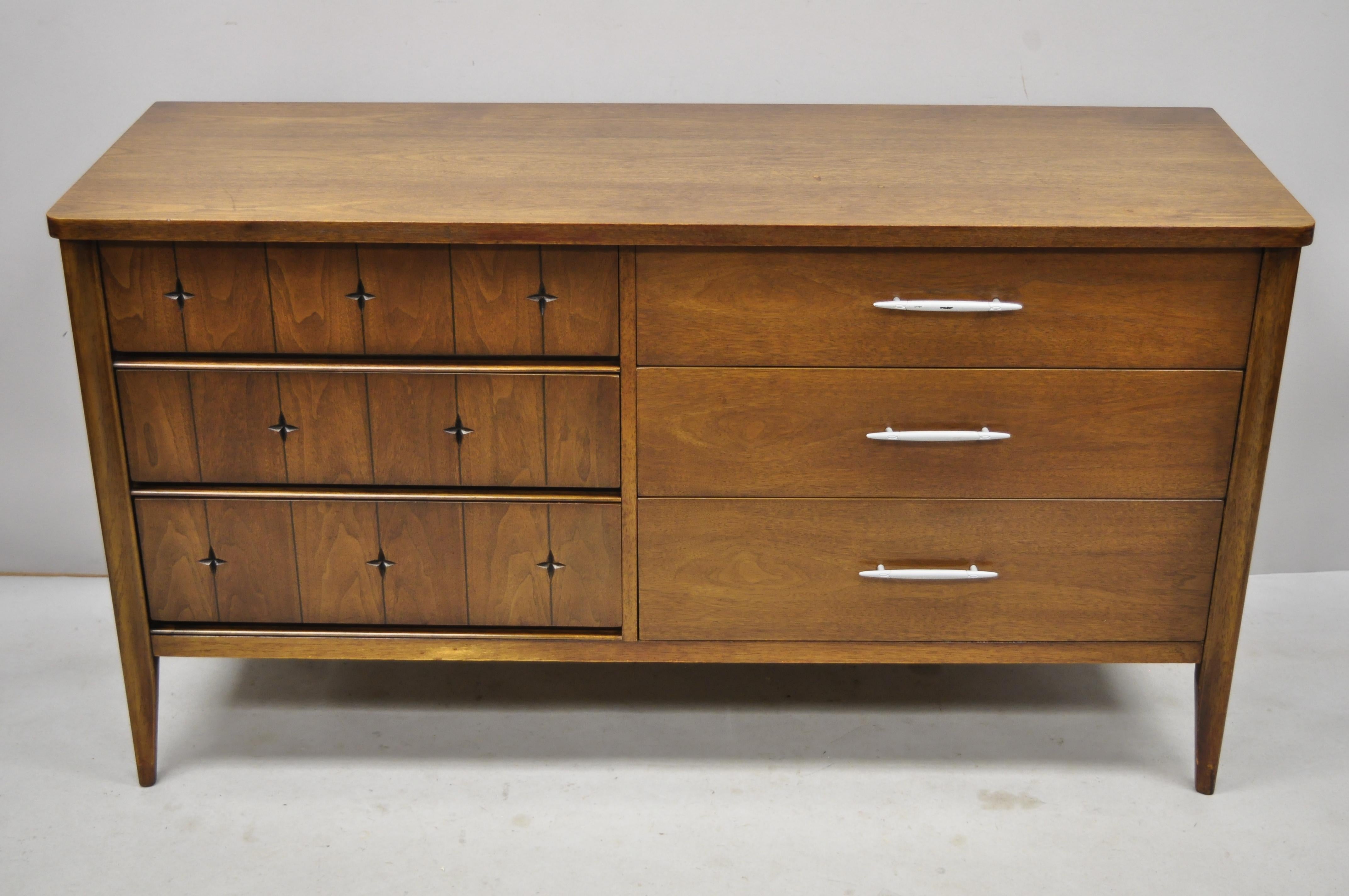 Vintage Mid-Century Modern Broyhill saga carved star credenza long dresser. Listing includes carved star drawer fronts, beautiful wood grain, 6 dovetailed drawers, tapered legs, clean modernist lines, quality American craftsmanship, circa mid-20th