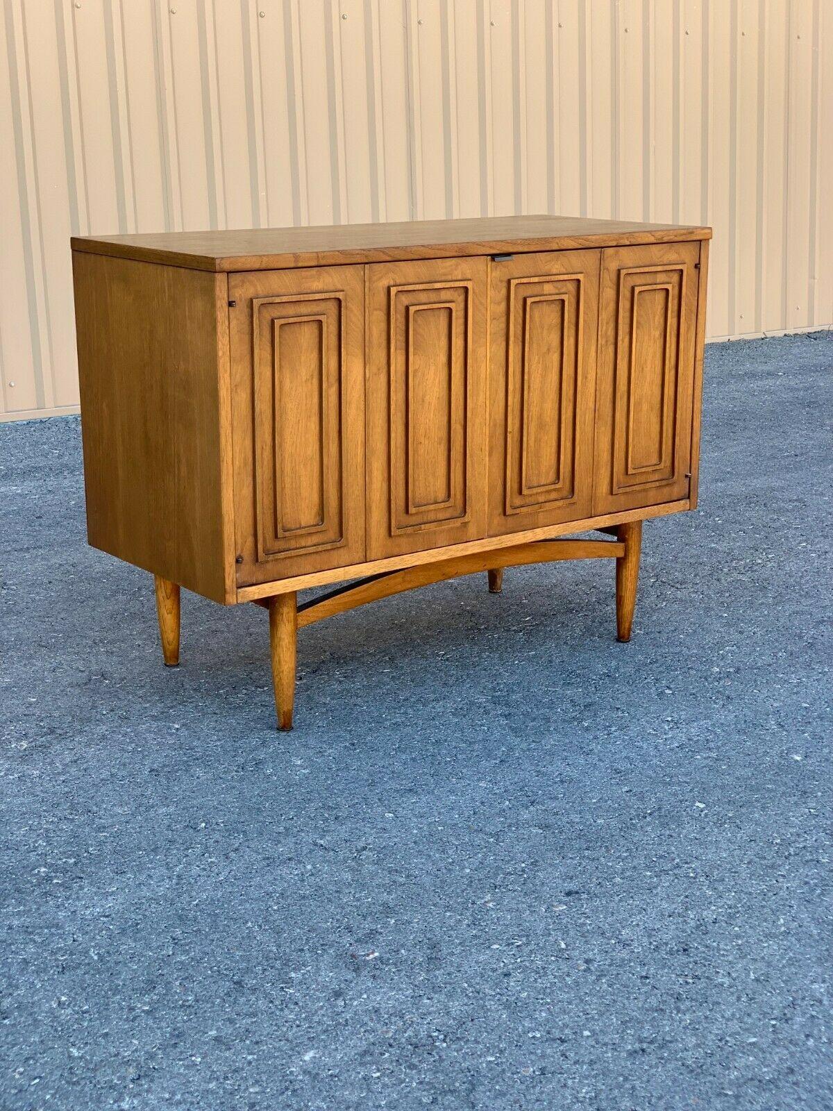 Vintage Broyhill Premier Sculptra Mid-Century Modern cabinet with drawer

Excellent original vintage condition

Dimensions: 38.5 W x 28.5 H x 17 D.