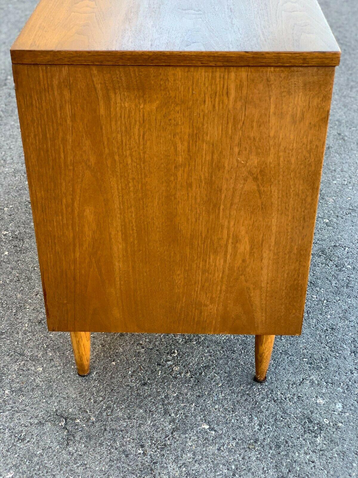 Mid Century Modern Broyhill Sculptra Entry Cabinet or Small Credenza In Good Condition In Las Vegas, NV