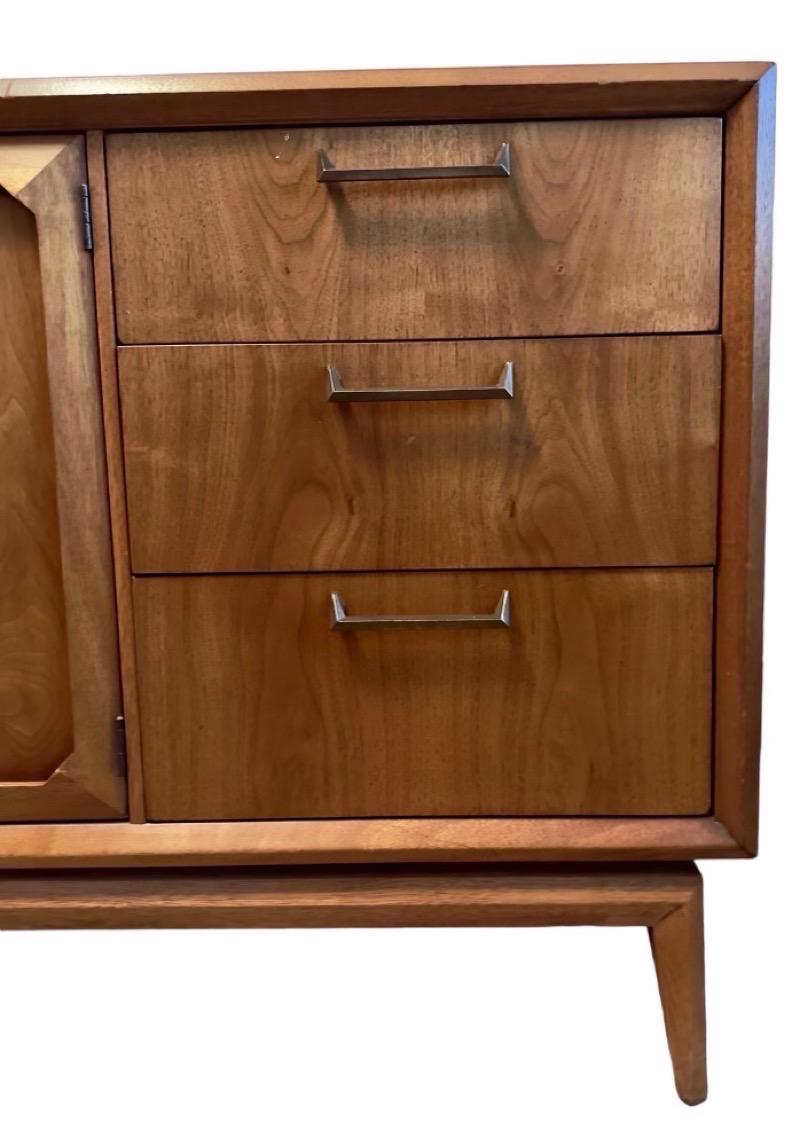 Vintage Mid Century Modern Broyhill walnut Solid 9 Drawer Dresser en vente 4