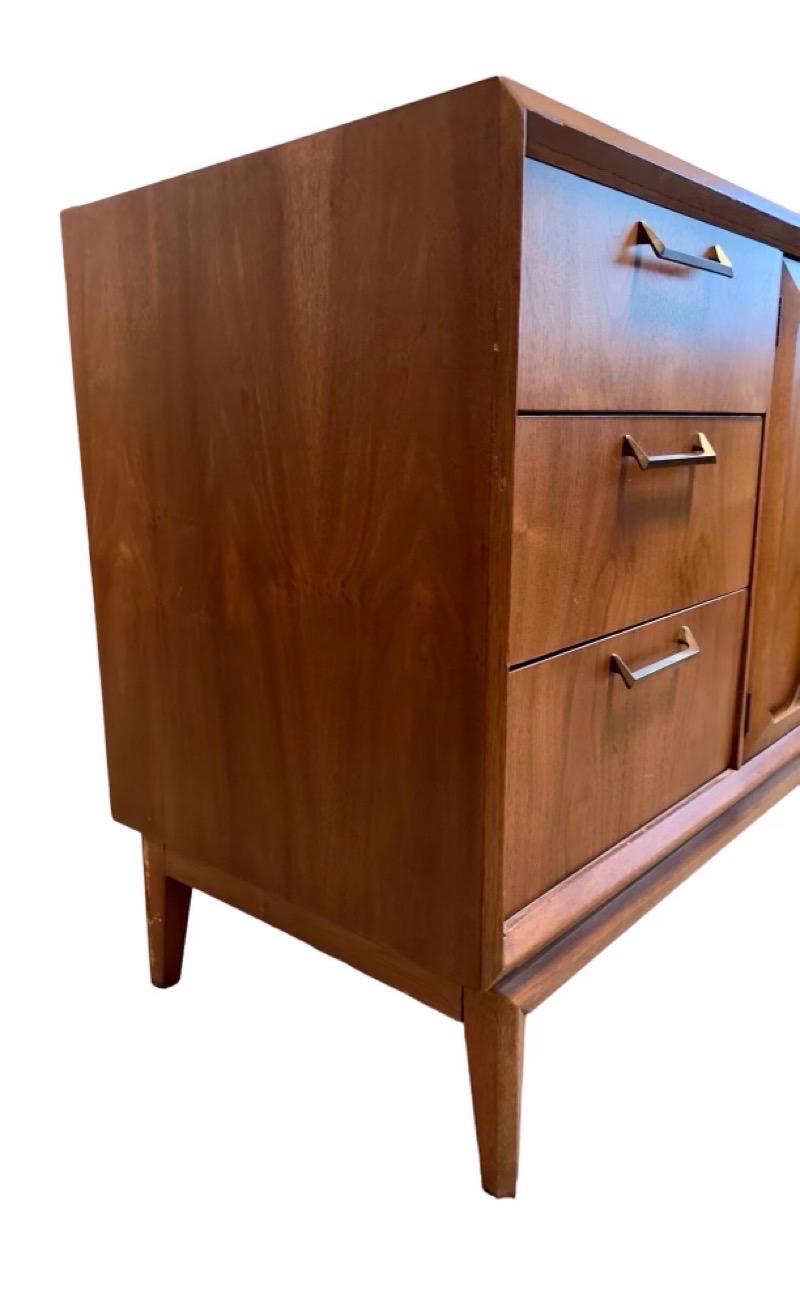 Vintage Mid-Century Modern Broyhill Walnut Solid 9 Drawer Dresser For Sale 5
