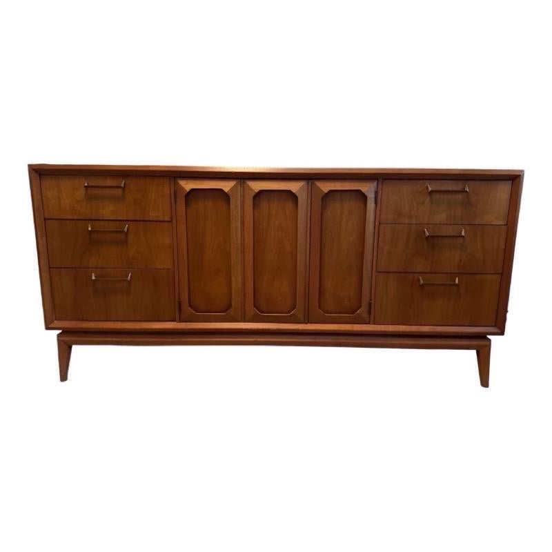 Vintage Mid Century Modern Broyhill walnut Solid 9 Drawer Dresser

Dimensions. 66W ; 19 D ; 31 H