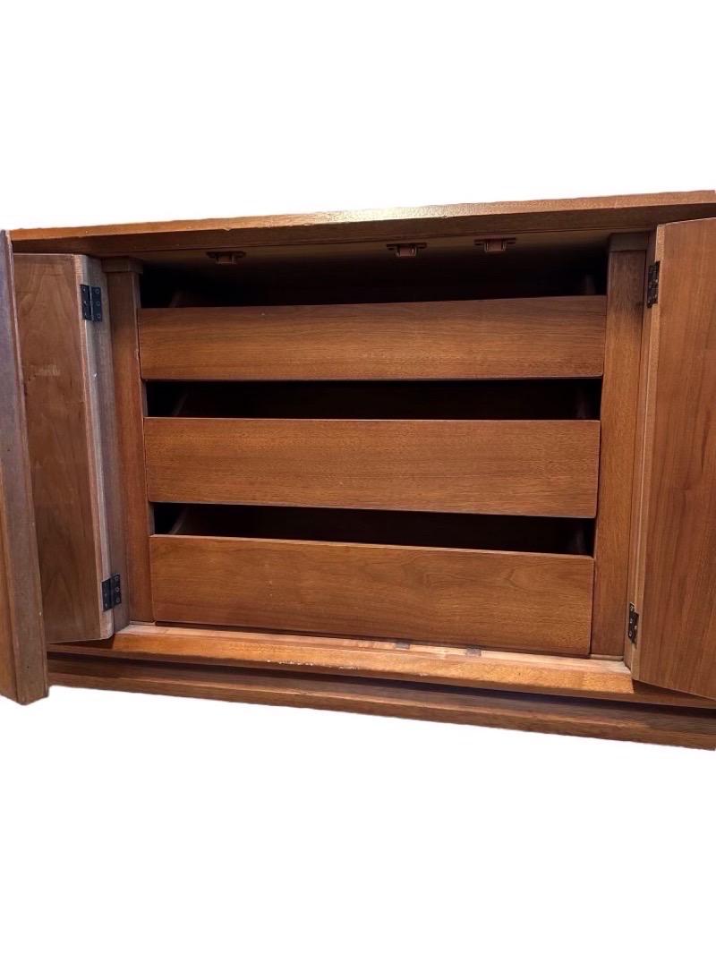 Vintage Mid Century Modern Broyhill walnut Solid 9 Drawer Dresser Bon état - En vente à Seattle, WA