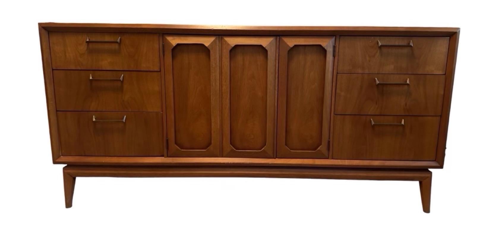 Fin du 20e siècle Vintage Mid Century Modern Broyhill walnut Solid 9 Drawer Dresser en vente