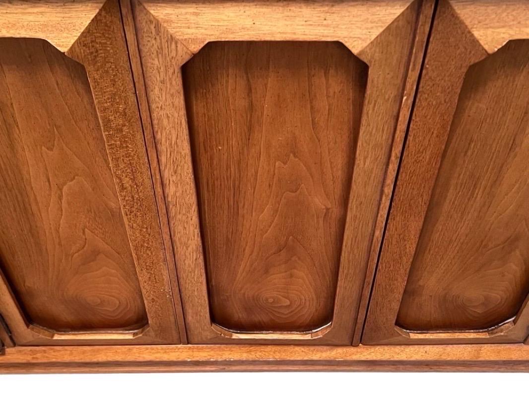 Vintage Mid Century Modern Broyhill walnut Solid 9 Drawer Dresser en vente 1