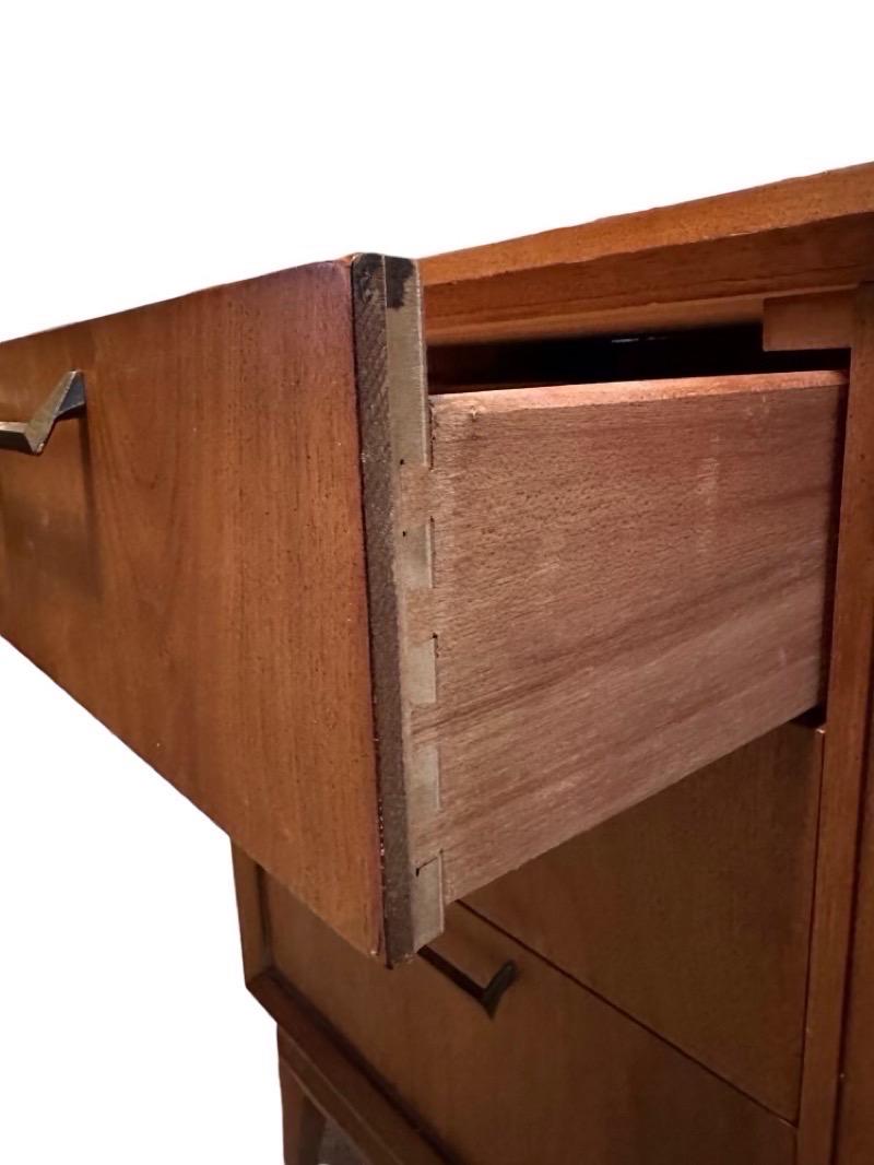 Vintage Mid Century Modern Broyhill walnut Solid 9 Drawer Dresser en vente 3