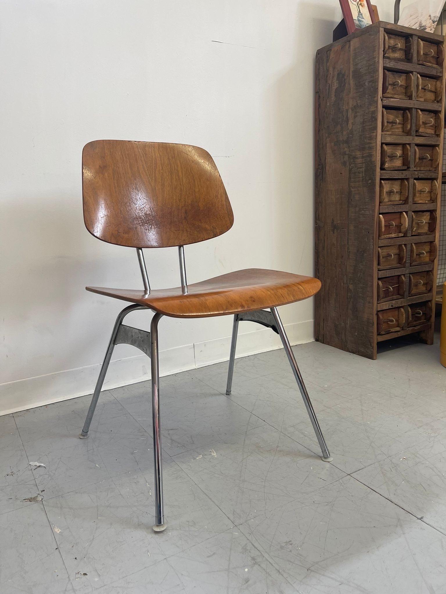 Makers Mark on the Back as Pictured. Molded Plywood Chair in the Style of Herman Millar. Vintage Condition Consistent with Age 

Dimensions. 19 W ; 17 D ; 32 H
Seat Height. 17