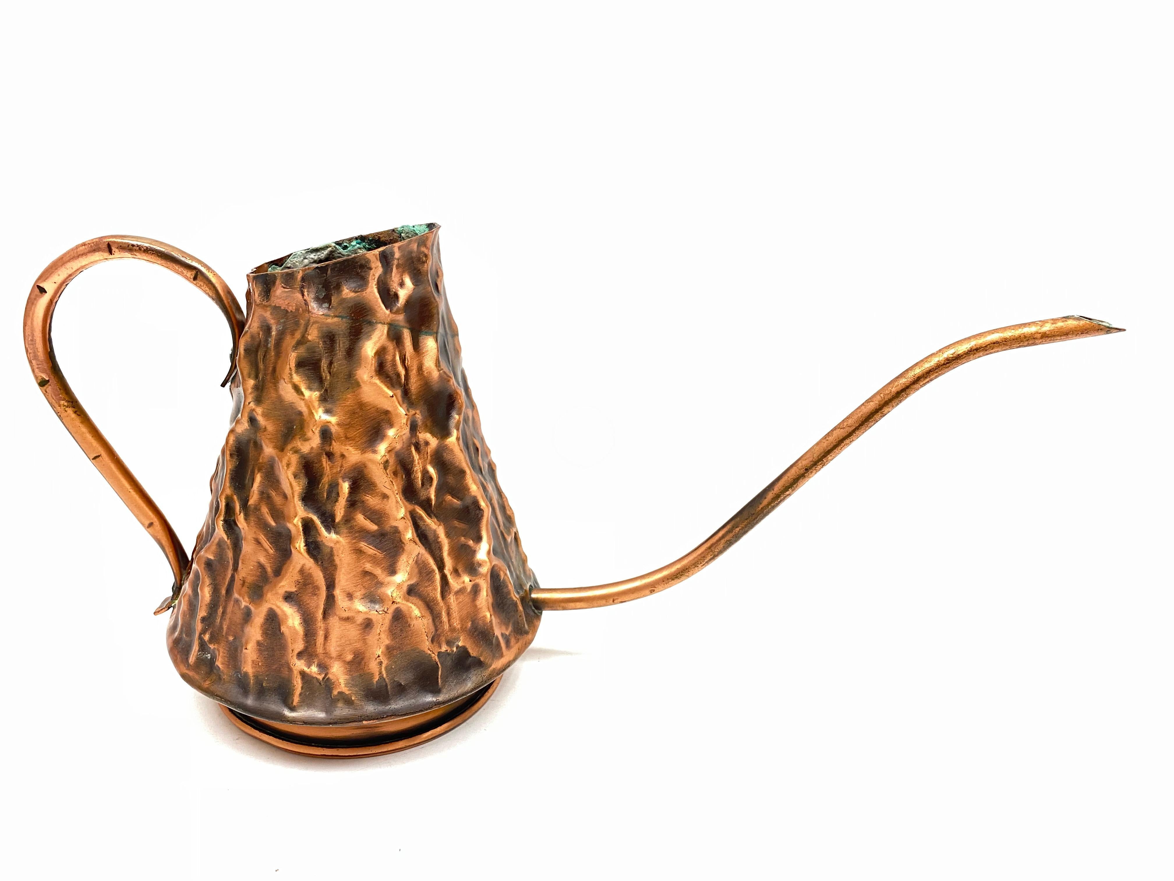 A gorgeous vintage Mid-Century Modern copper watering can with a long spout. Great lines, great original condition with wonderful patina and verdigris.