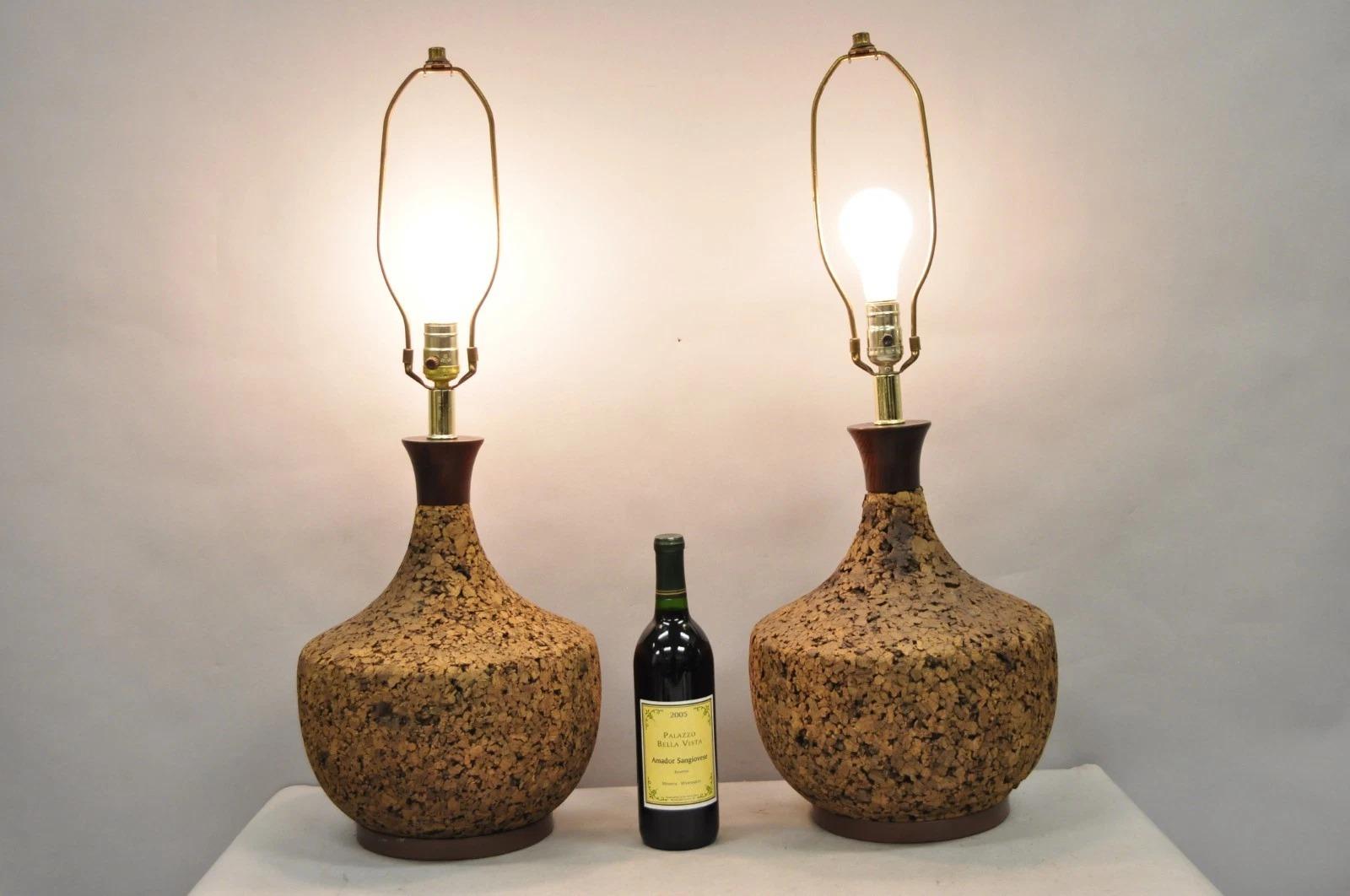 Paire de lampes de table sculpturales en liège et bois de style Vintage Mid Century Modern. Circa Mid 20th Century. Dimensions : 30