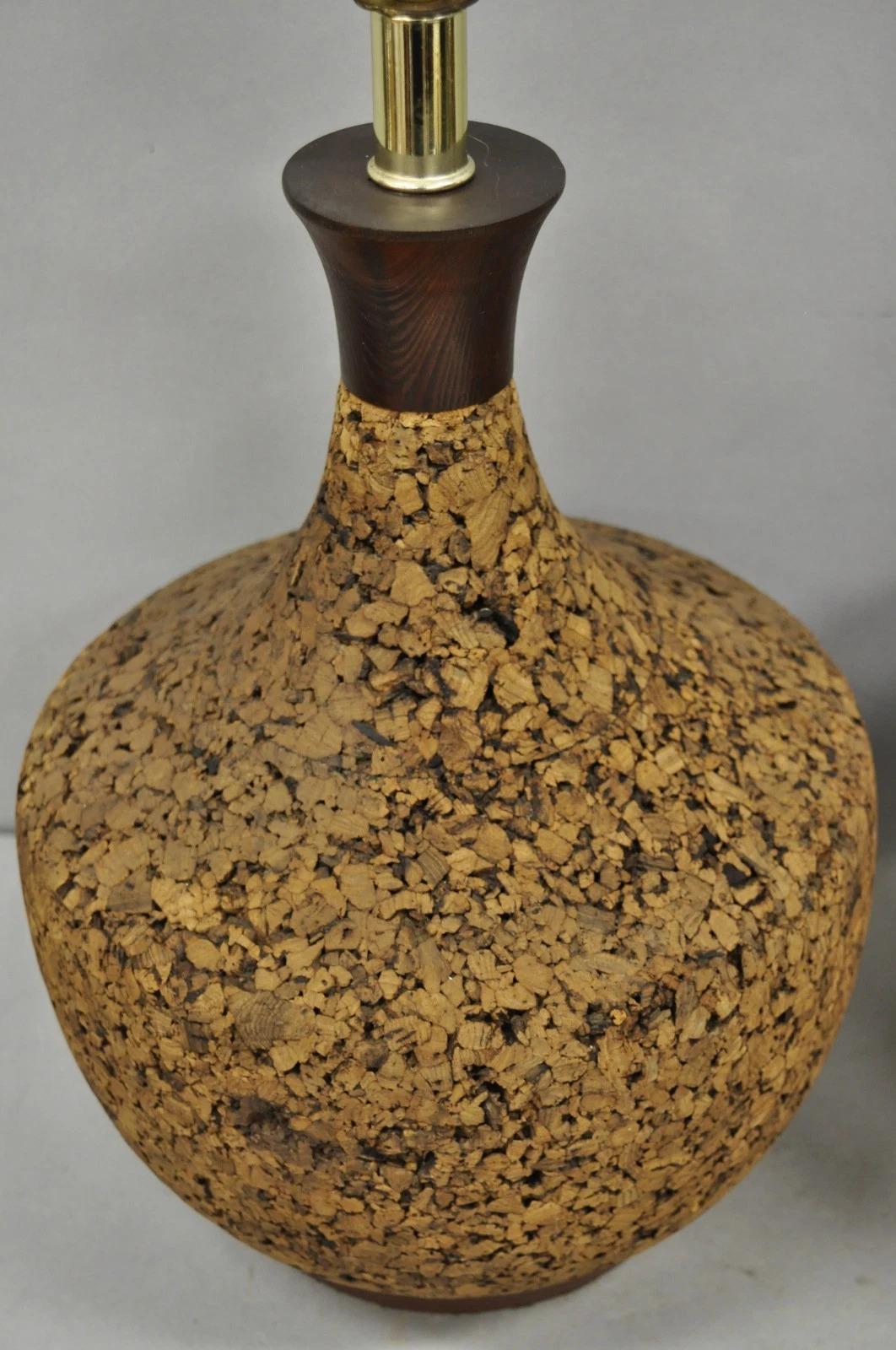 Inconnu Paire de lampes de table sculpturales en liège et Wood Vintage Mid Century Modern Bulbous en vente