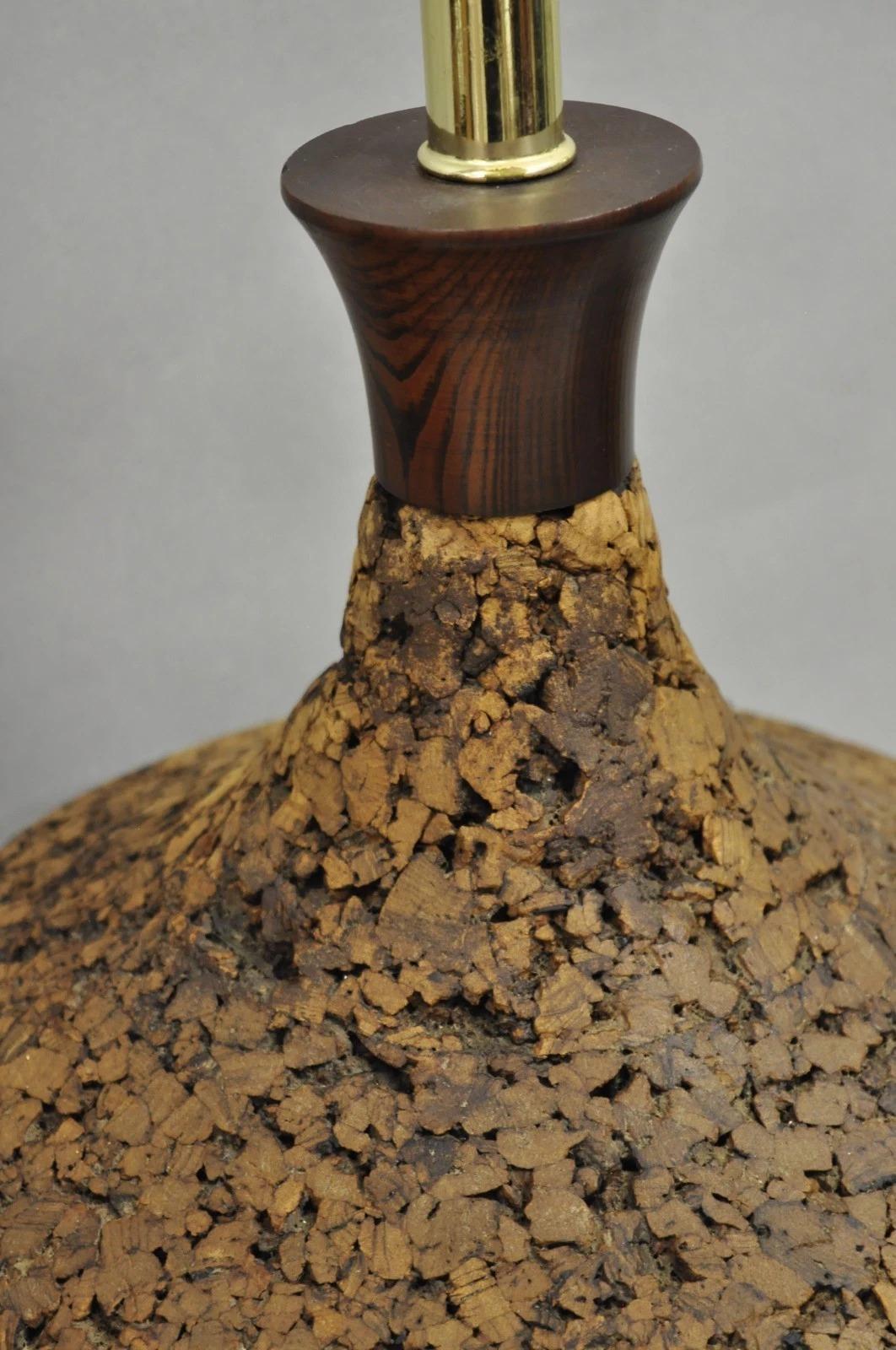 20ième siècle Paire de lampes de table sculpturales en liège et Wood Vintage Mid Century Modern Bulbous en vente