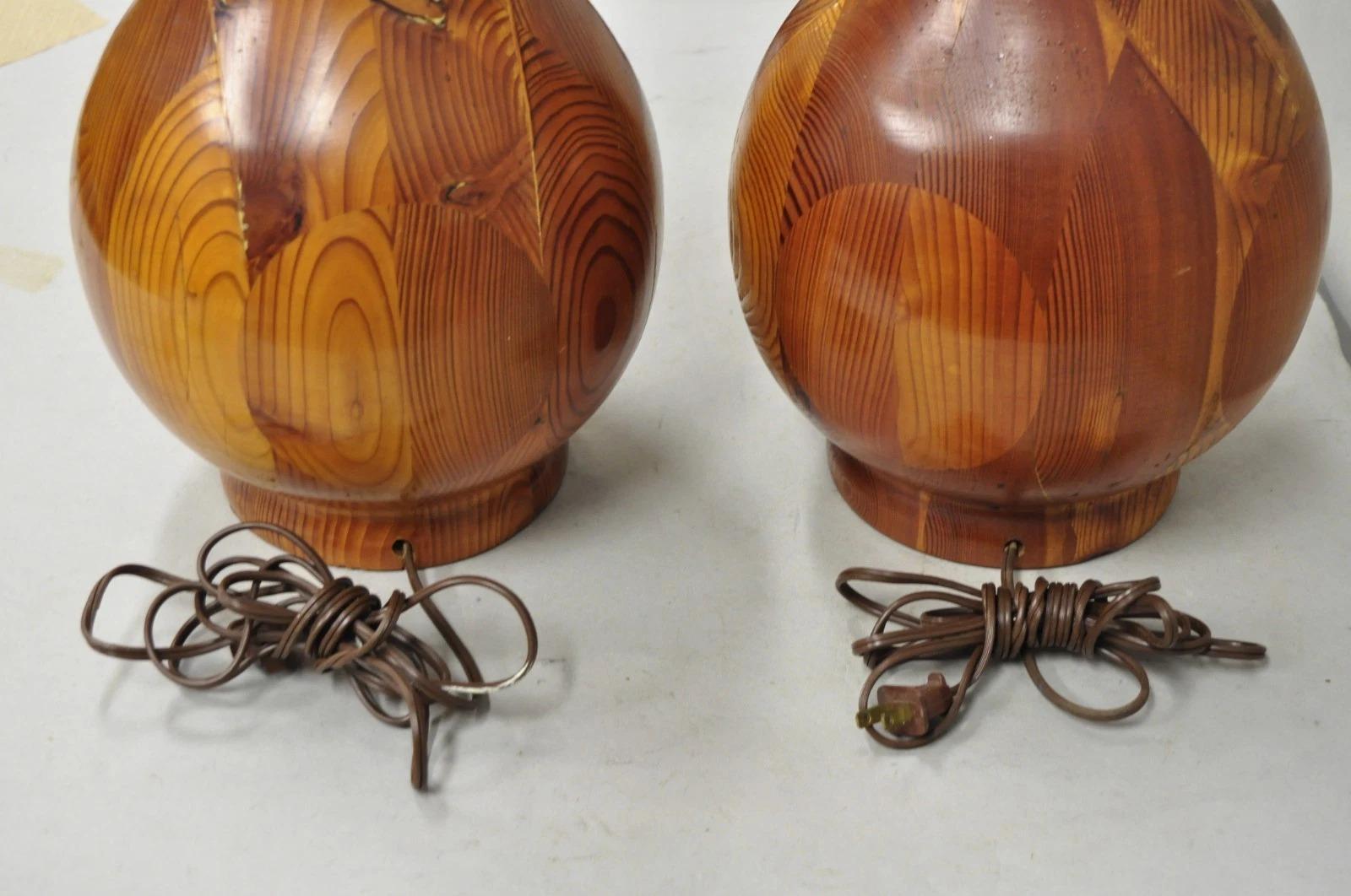 Paire de lampes de table en bois de pin suédois sculpté, Vintage Mid Century Modern Bulbous, Pair en vente 3