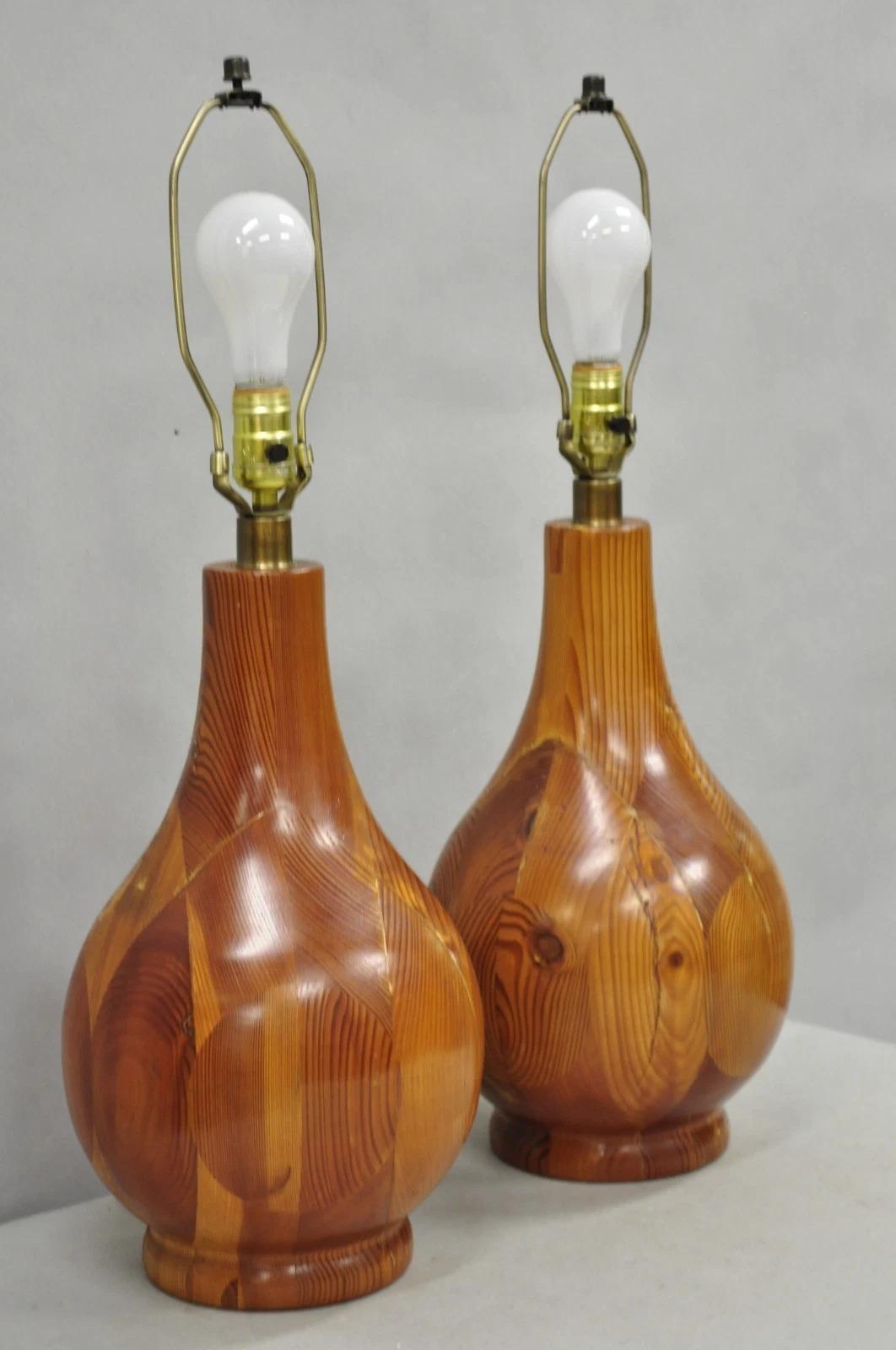 Paire de lampes de table en bois de pin suédois sculpté, Vintage Mid Century Modern Bulbous, Pair en vente 5