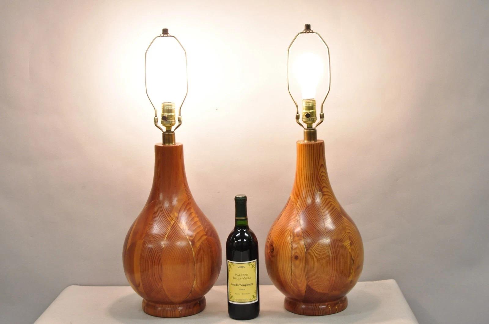 Vintage Mid Century Modern Bulbous Carved & Sculpted Solid Pine Wood Geometric Wedge Inlay Design Table Lamps - a Pair. Peut-être d'origine suédoise. Câblé pour une utilisation aux États-Unis. Circa Mid 20th Century. Dimensions : 27