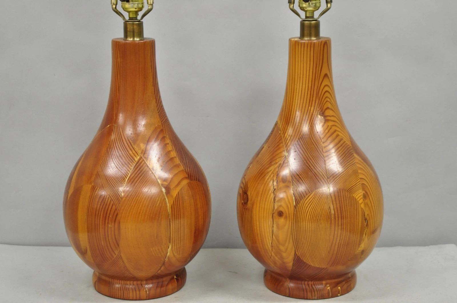 Mid-Century Modern Paire de lampes de table en bois de pin suédois sculpté, Vintage Mid Century Modern Bulbous, Pair en vente